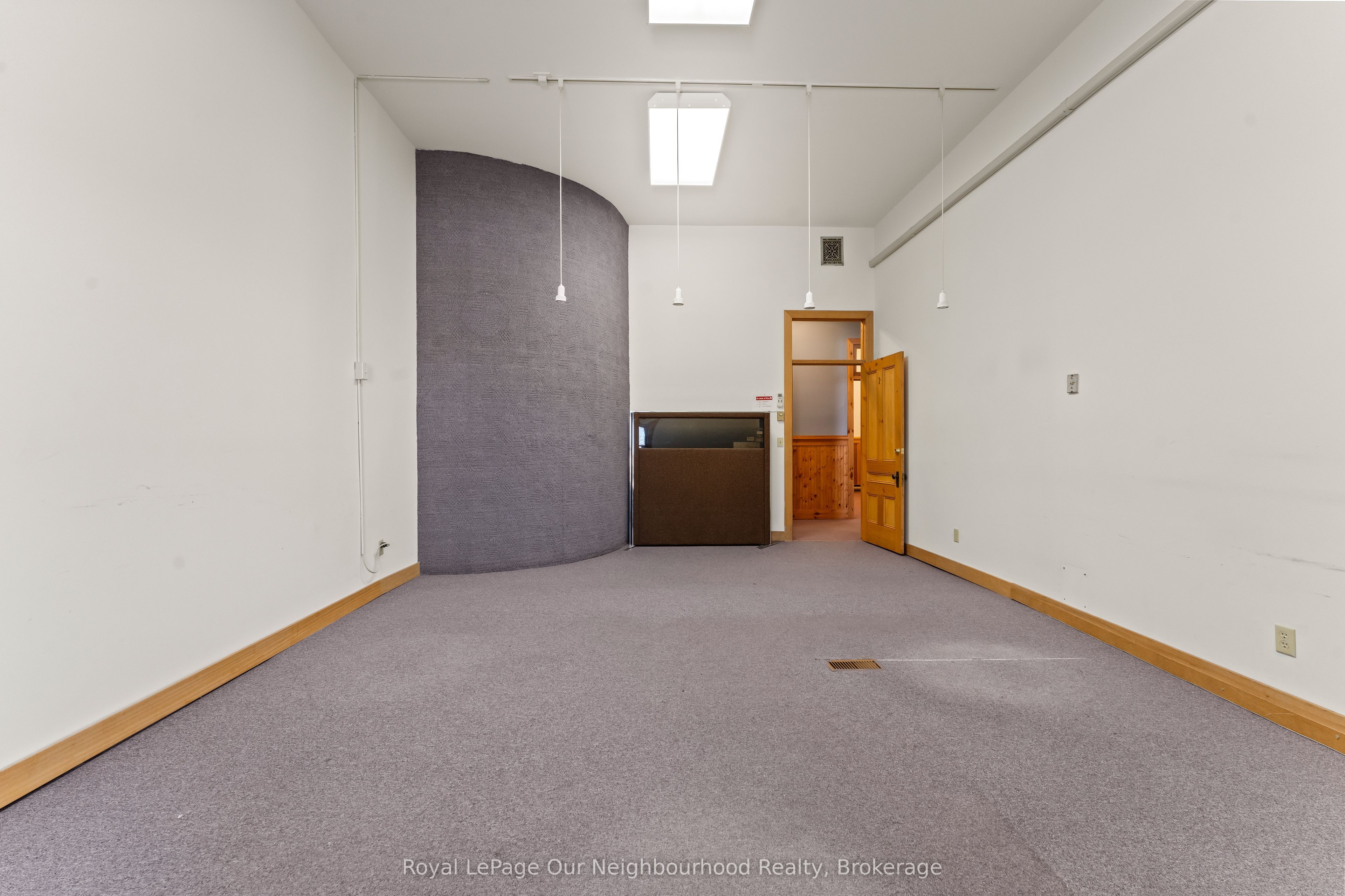11 King Street E Property Photo 9