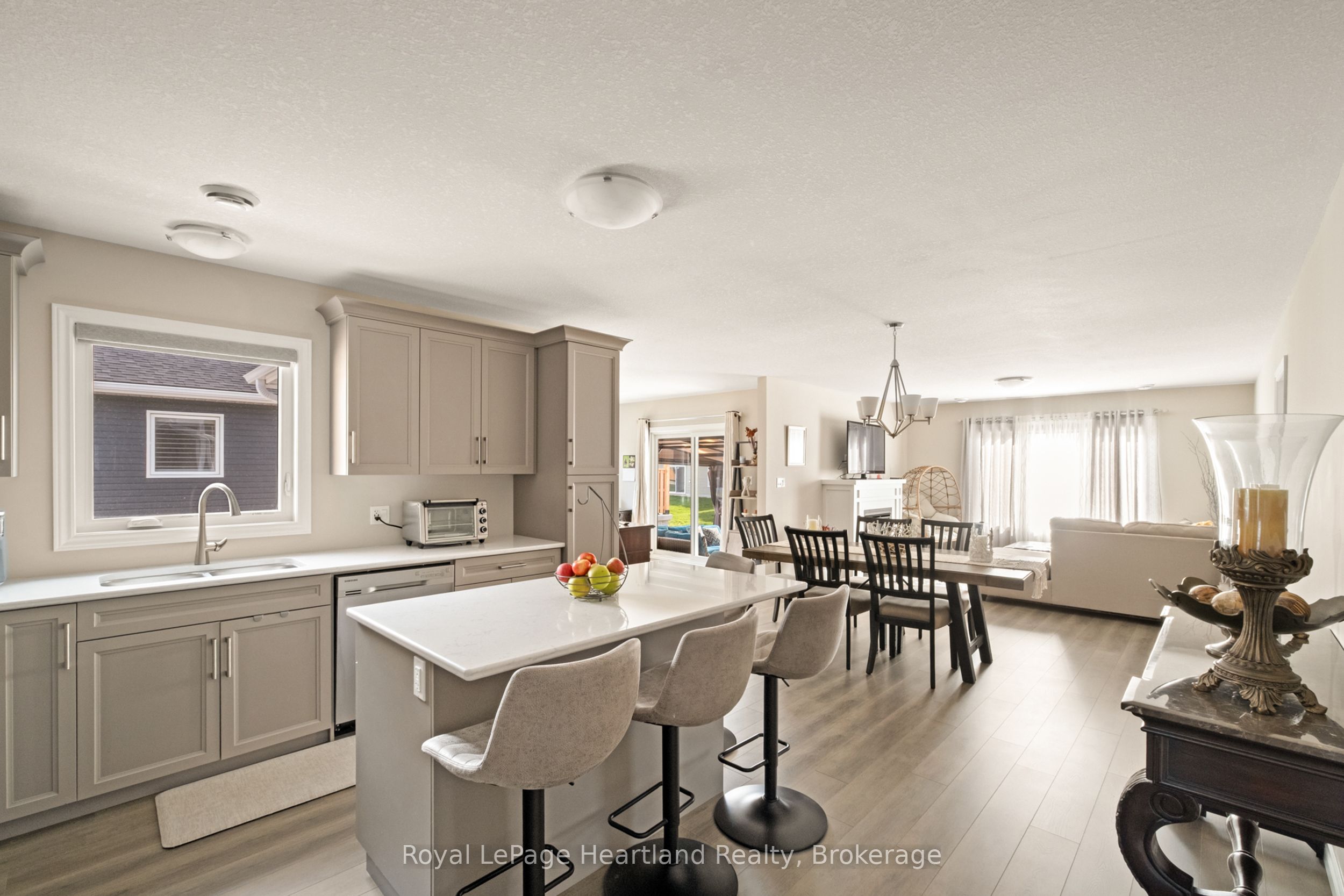 140 Lake Breeze Drive Property Photo 4