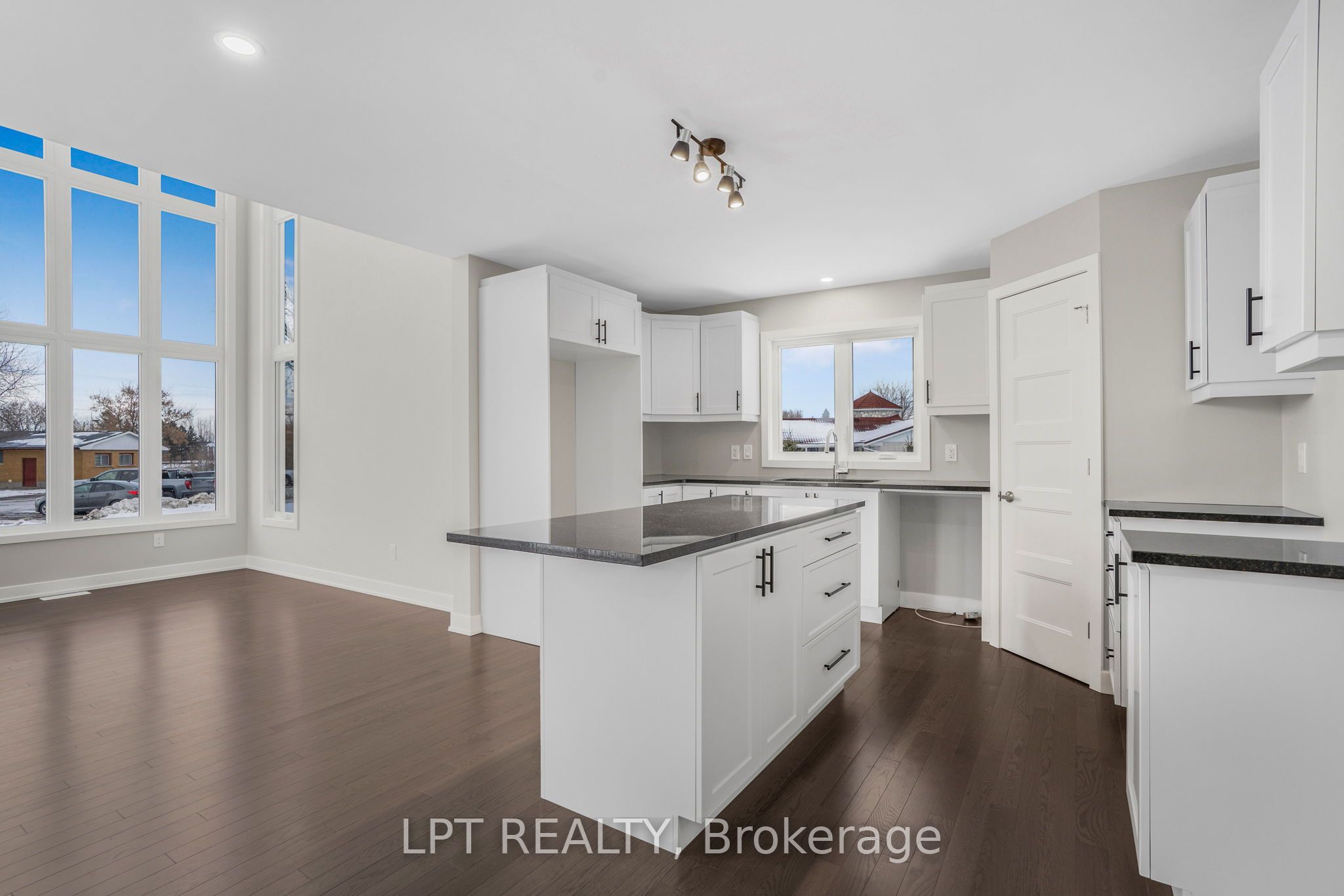 945 Katia Street Property Photo 8