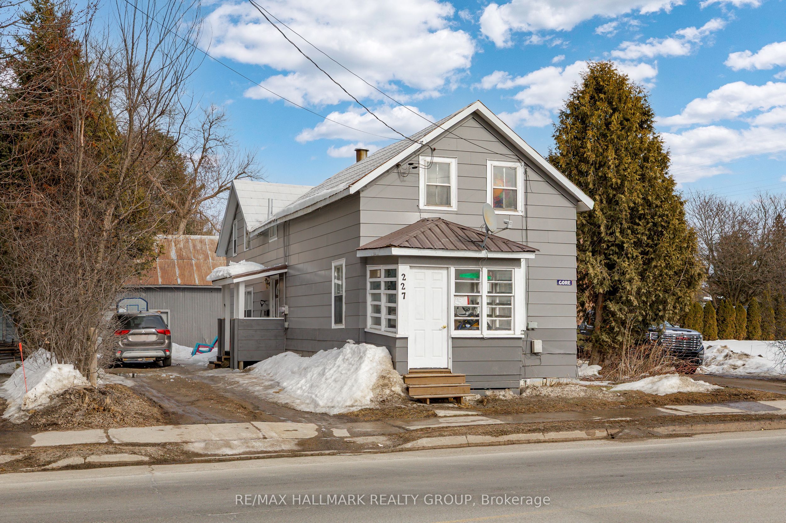 229 Gore Street E Property Photo 2