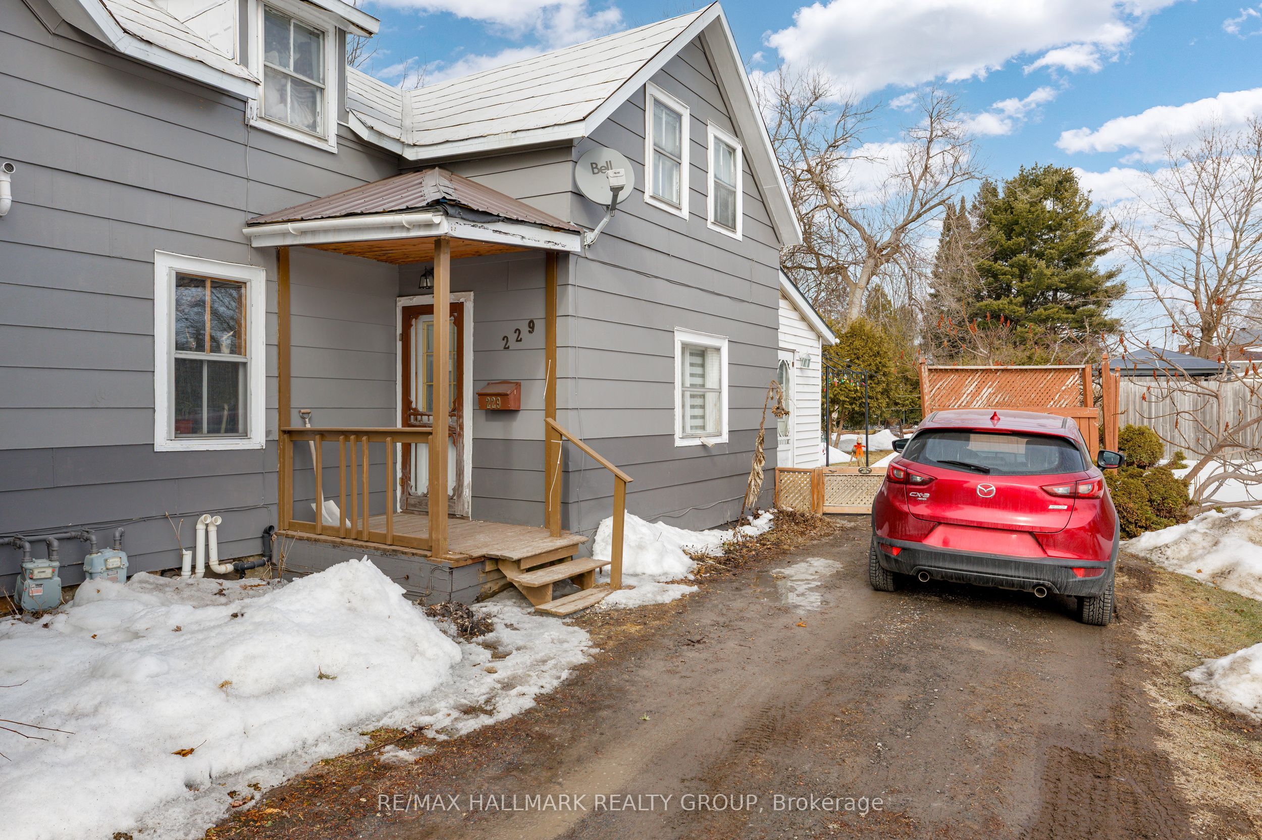 229 Gore Street E Property Photo 3