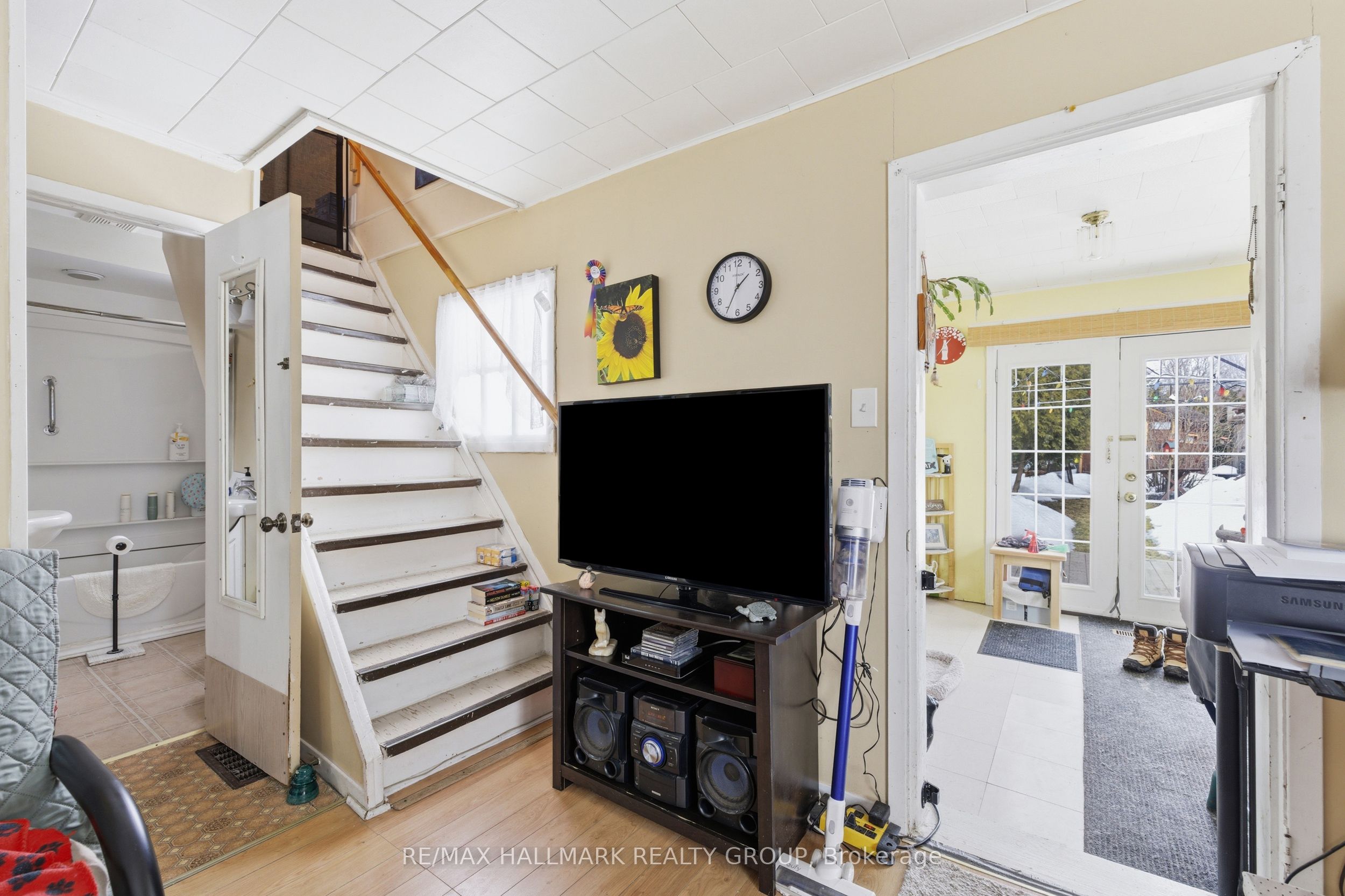 229 Gore Street E Property Photo 9