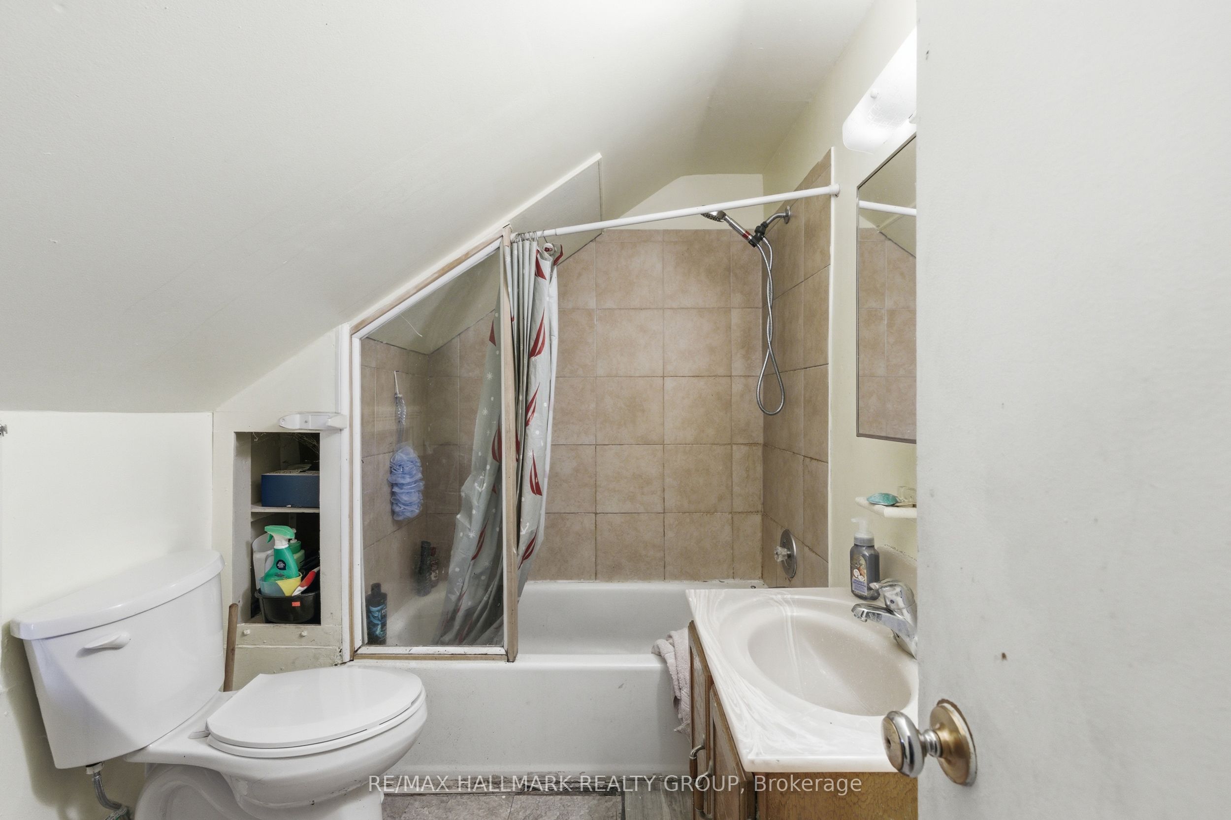 229 Gore Street E Property Photo 33