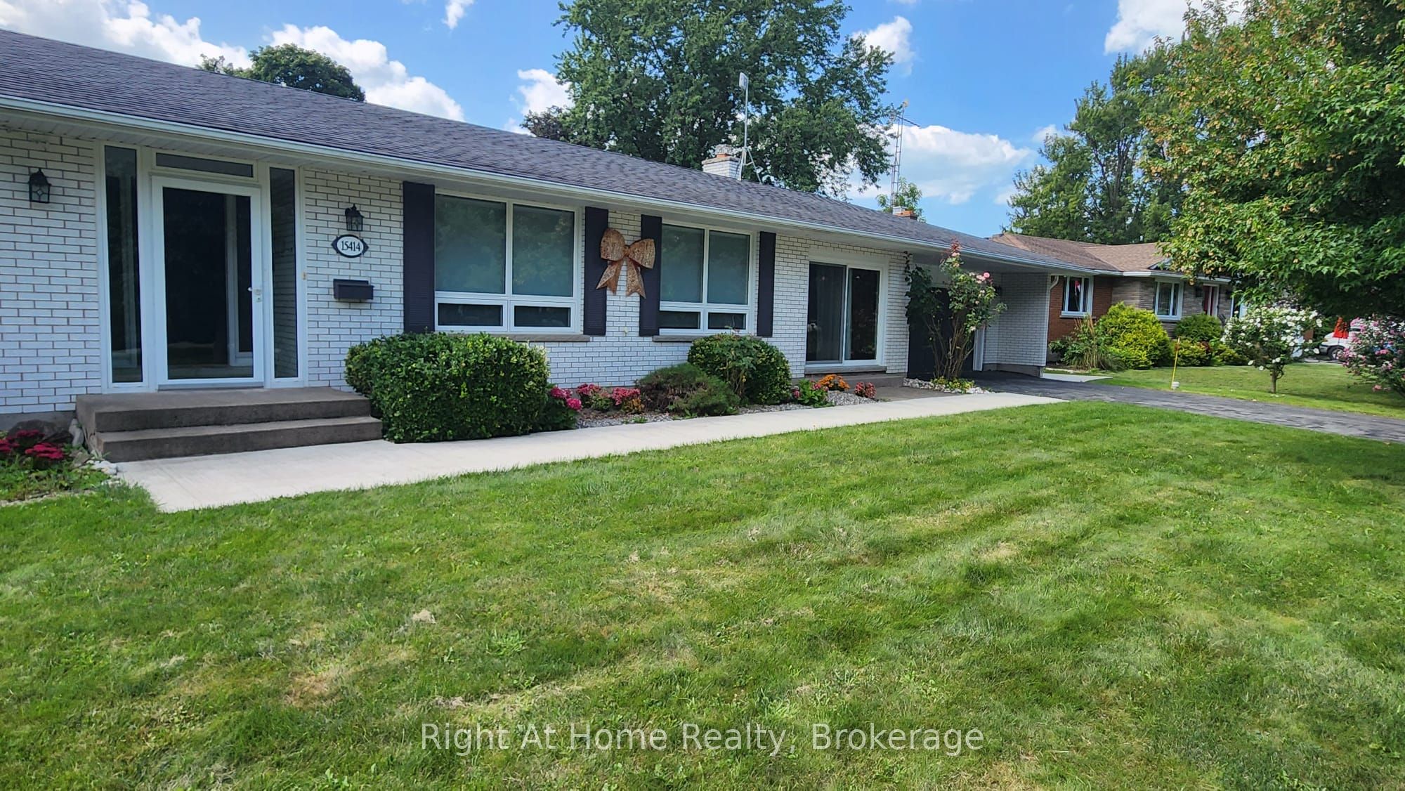 15414 Niagara Parkway Property Photo 2
