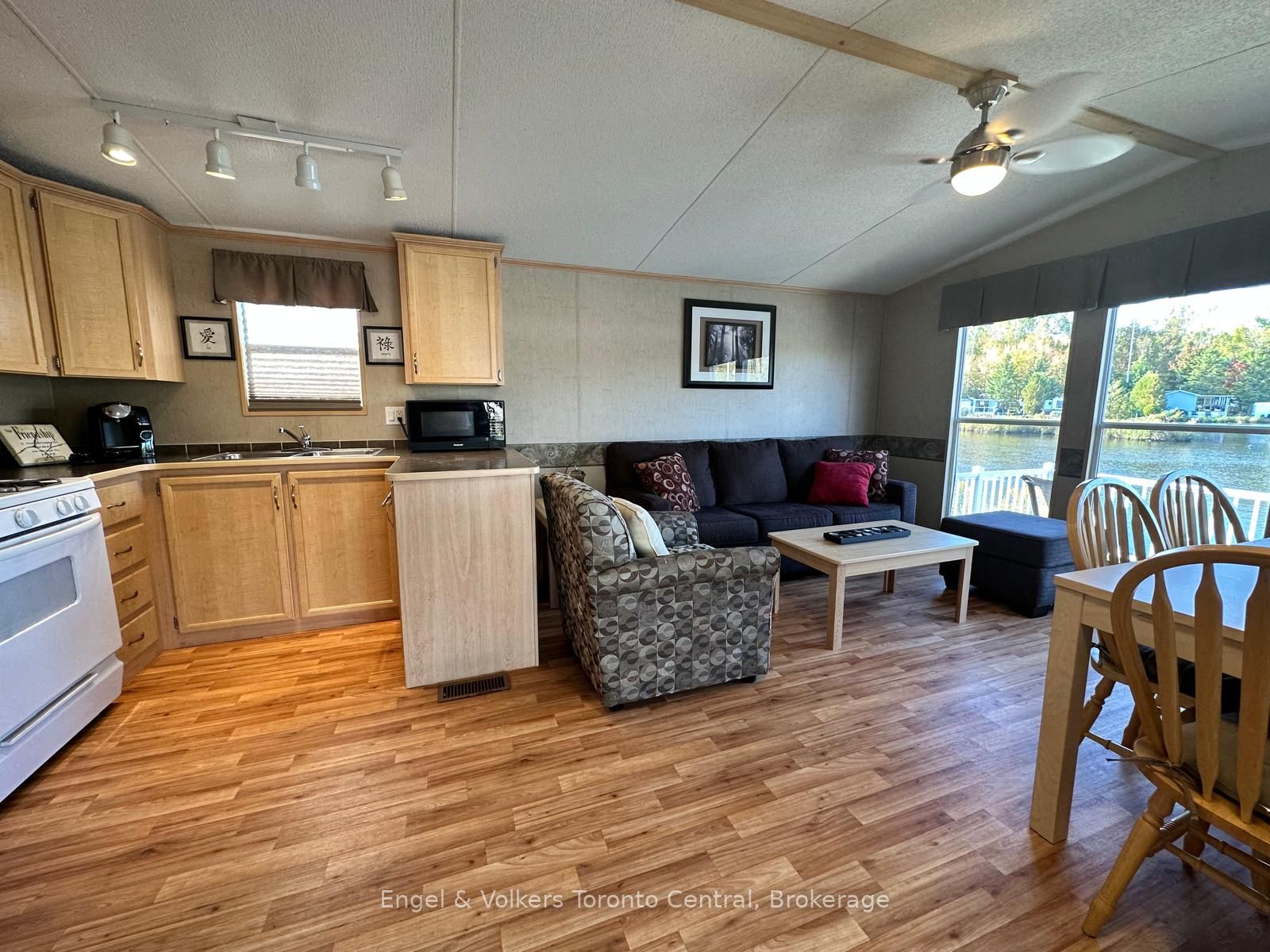 7489 Sideroad 5 E T103 Property Photo 6
