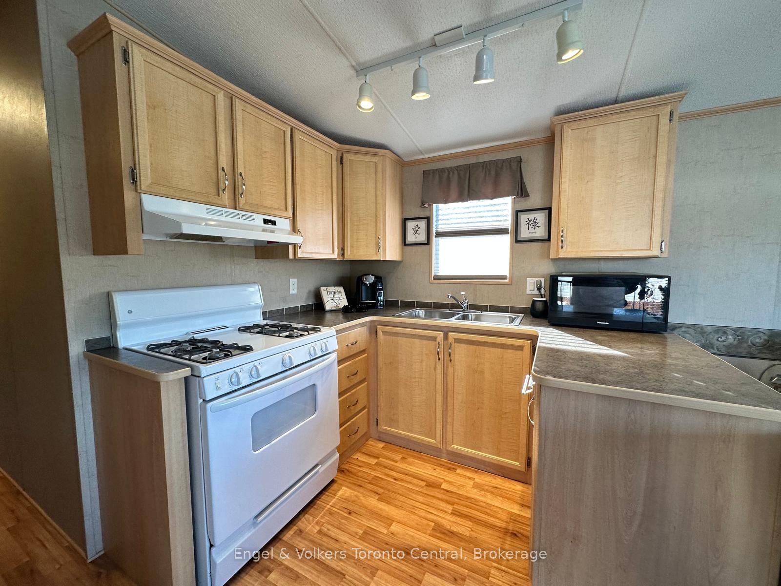 7489 Sideroad 5 E T103 Property Photo 7