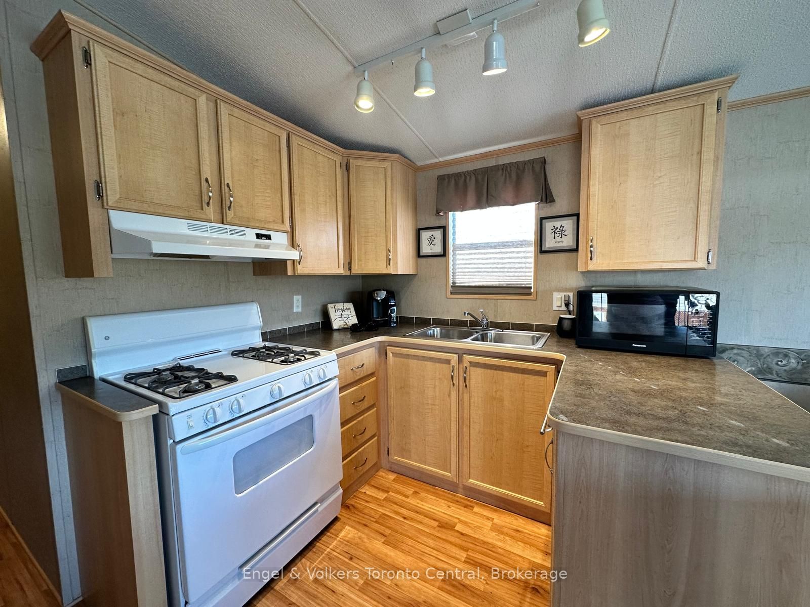 7489 Sideroad 5 E T103 Property Photo 8