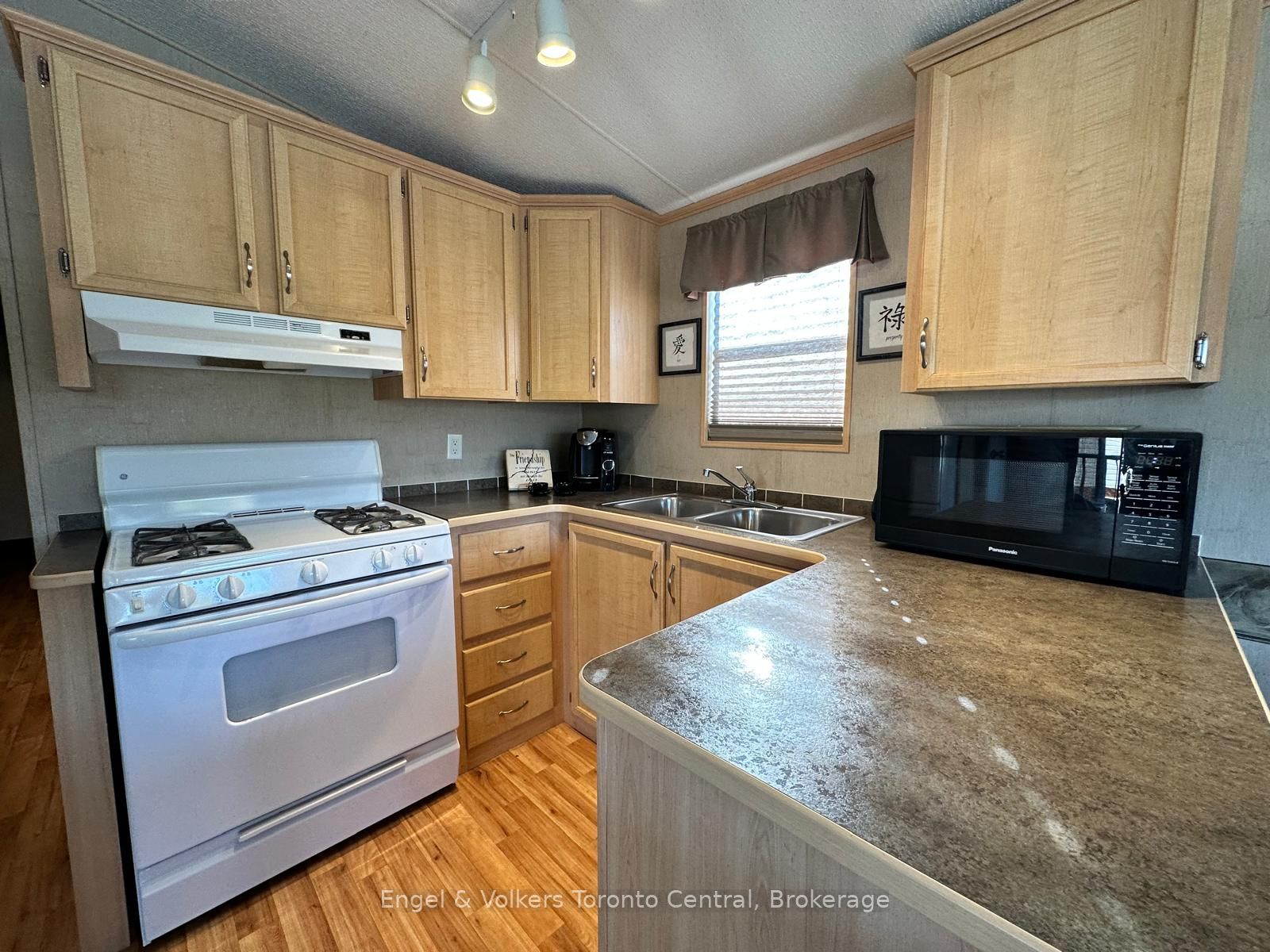 7489 Sideroad 5 E T103 Property Photo 9