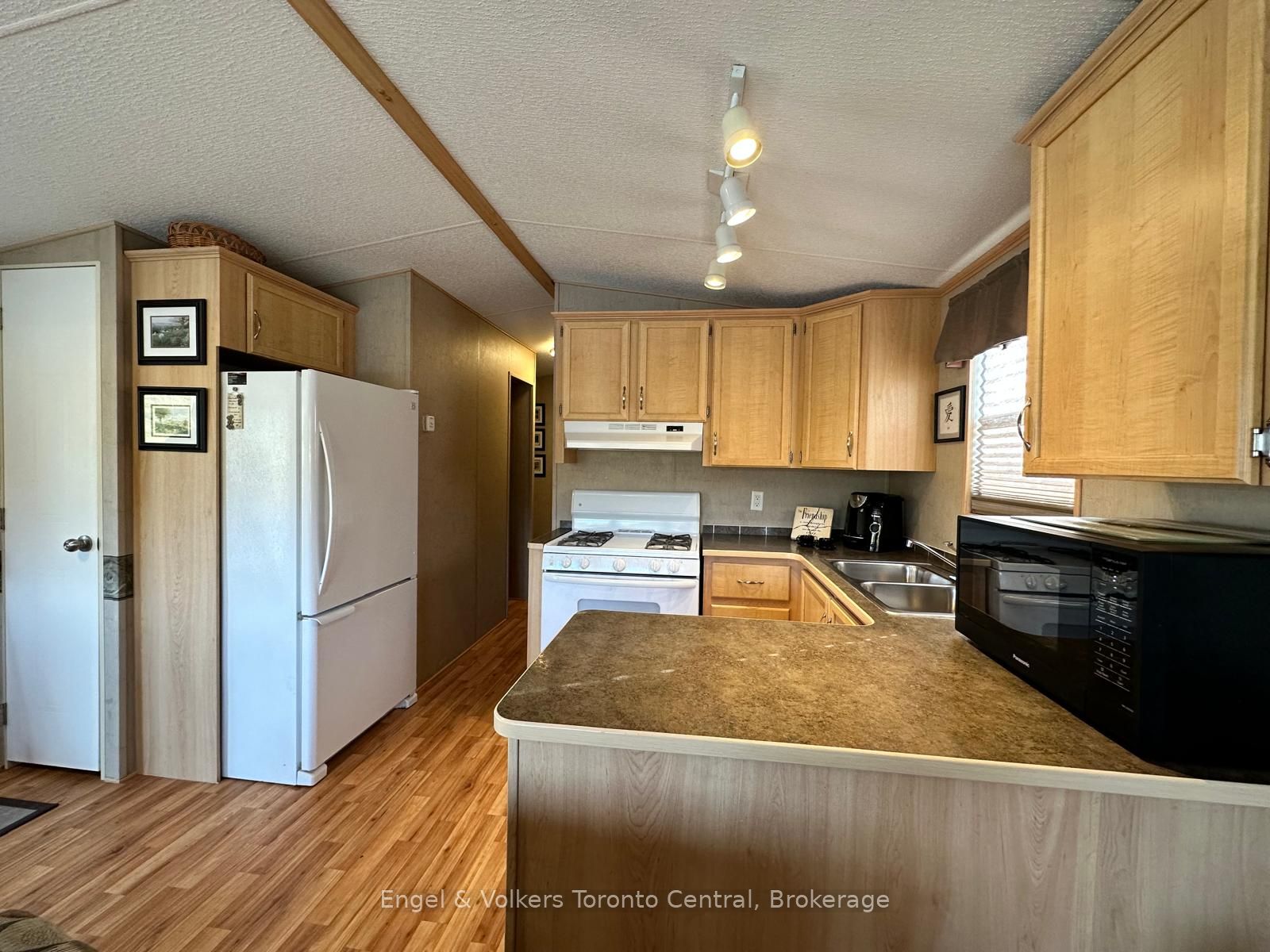 7489 Sideroad 5 E T103 Property Photo 11