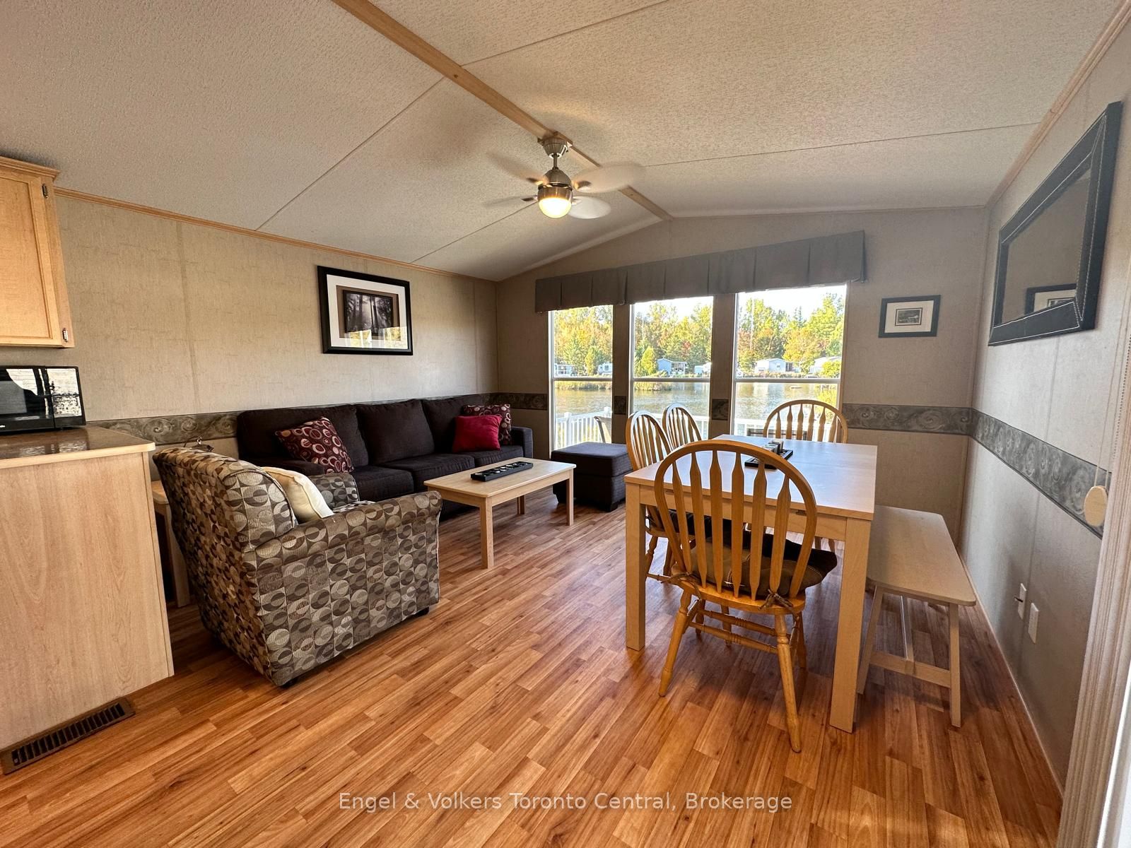 7489 Sideroad 5 E T103 Property Photo 12