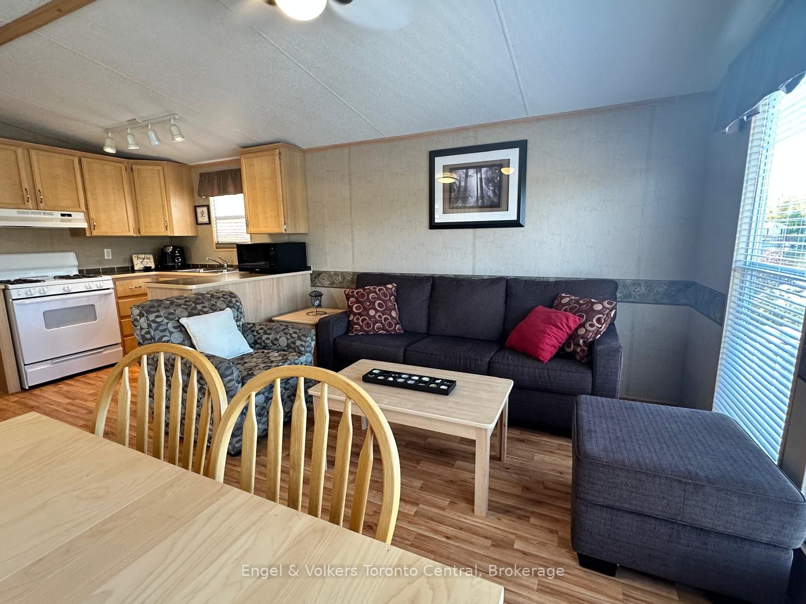 7489 Sideroad 5 E T103 Property Photo 15