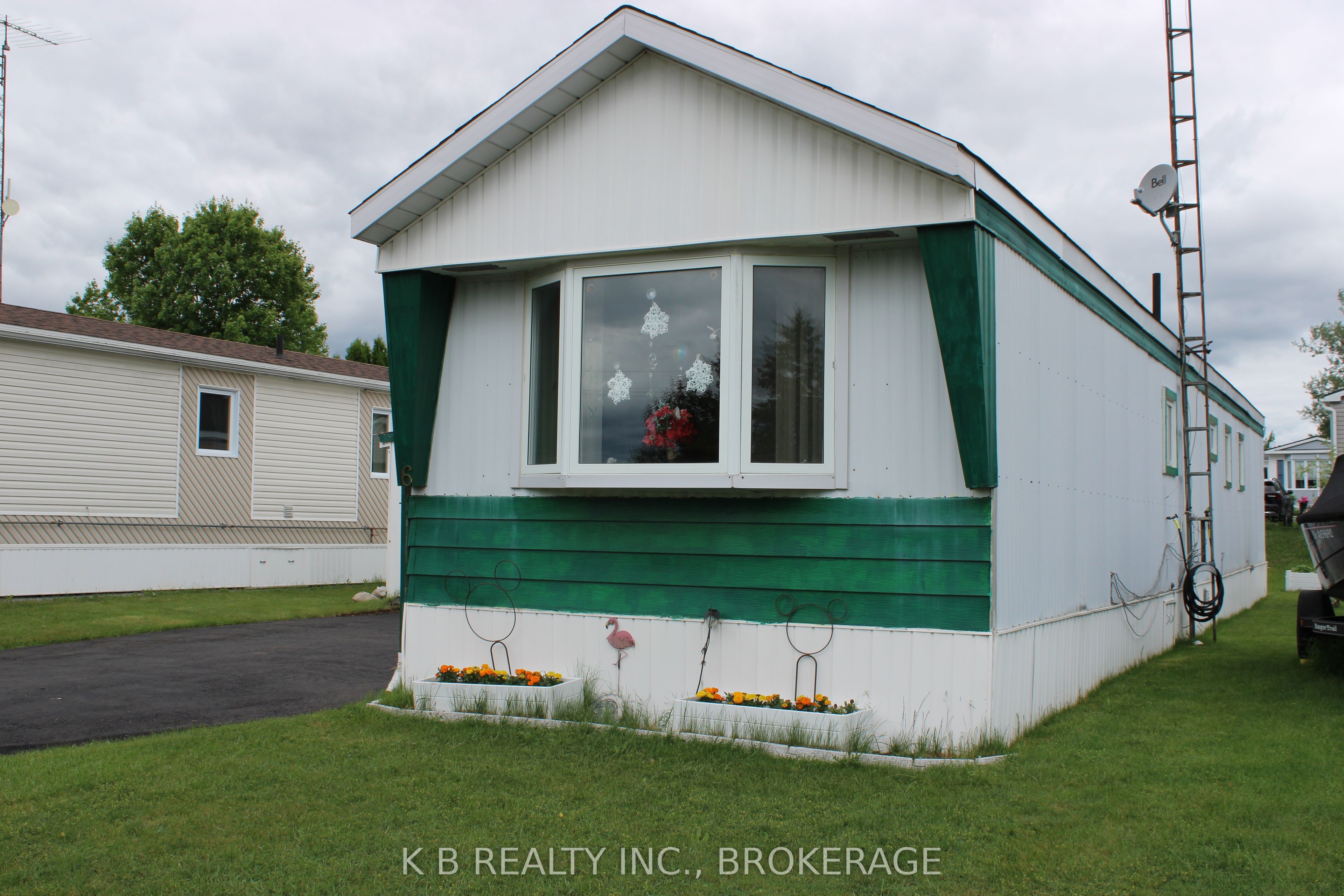 6 Cedar Street W Property Photo 2