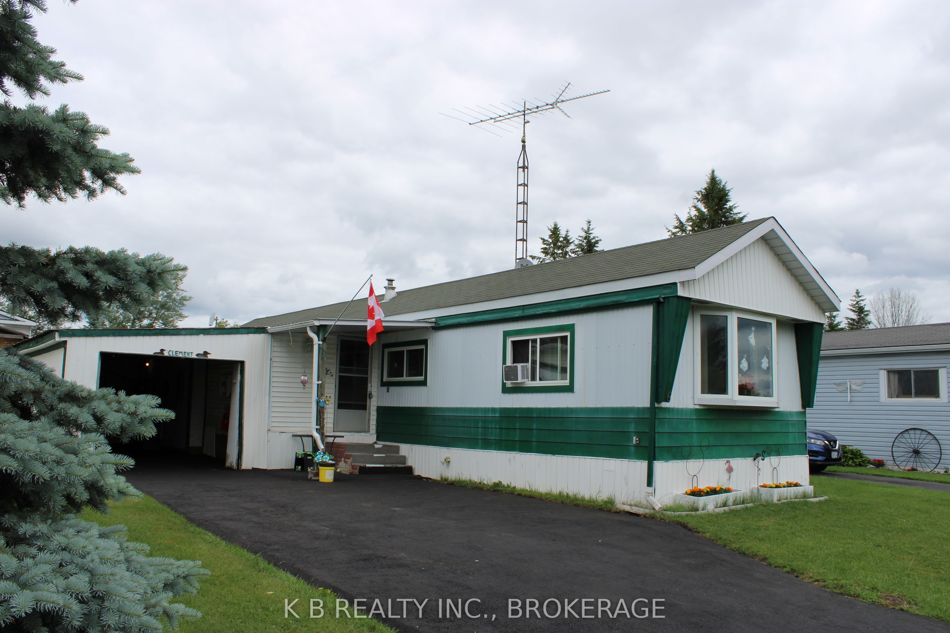 6 Cedar Street W Property Photo 12