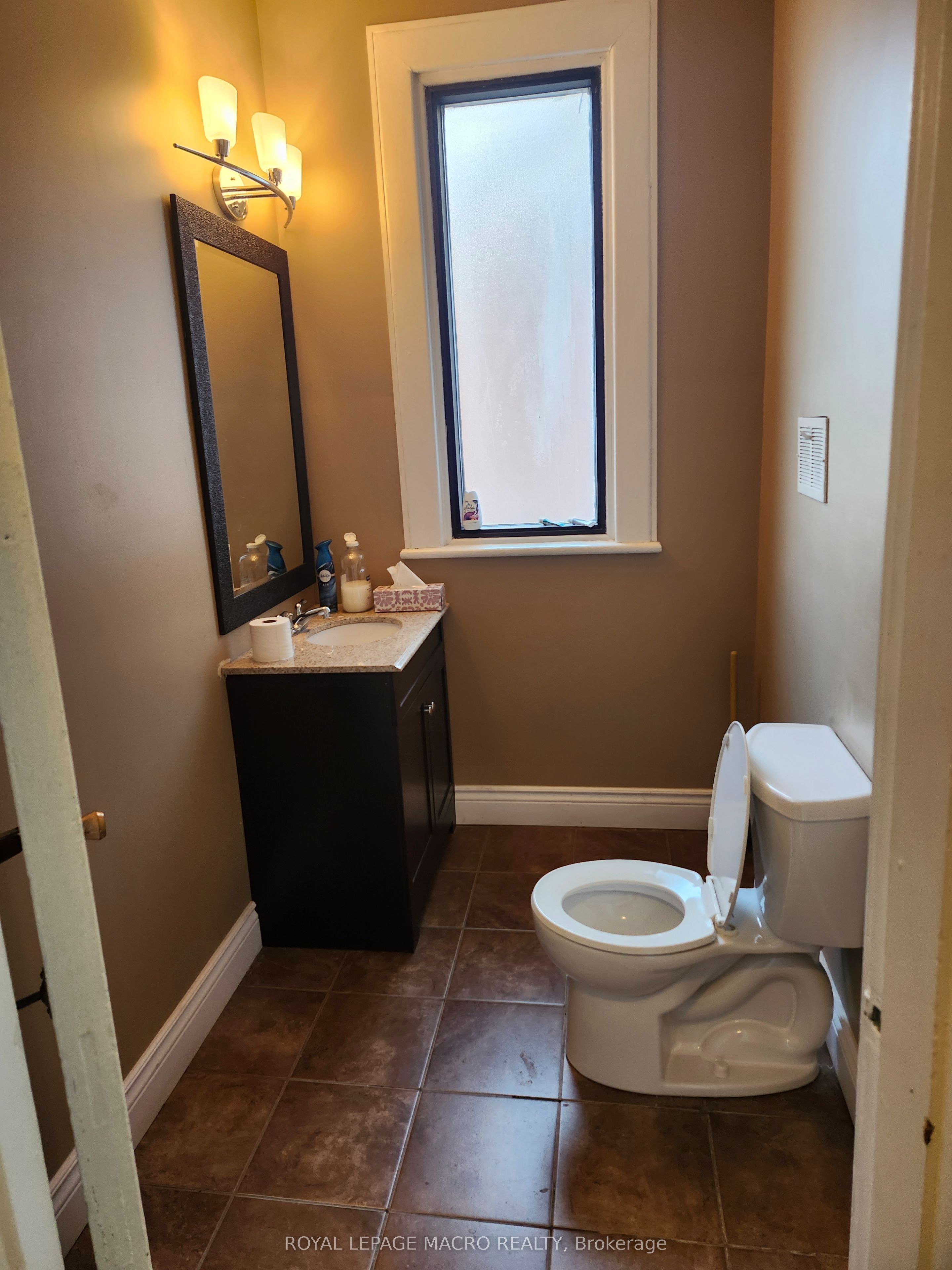 479 Main Street E Property Photo 18