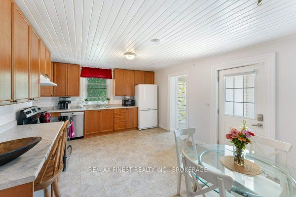 30 King Street Property Photo 13