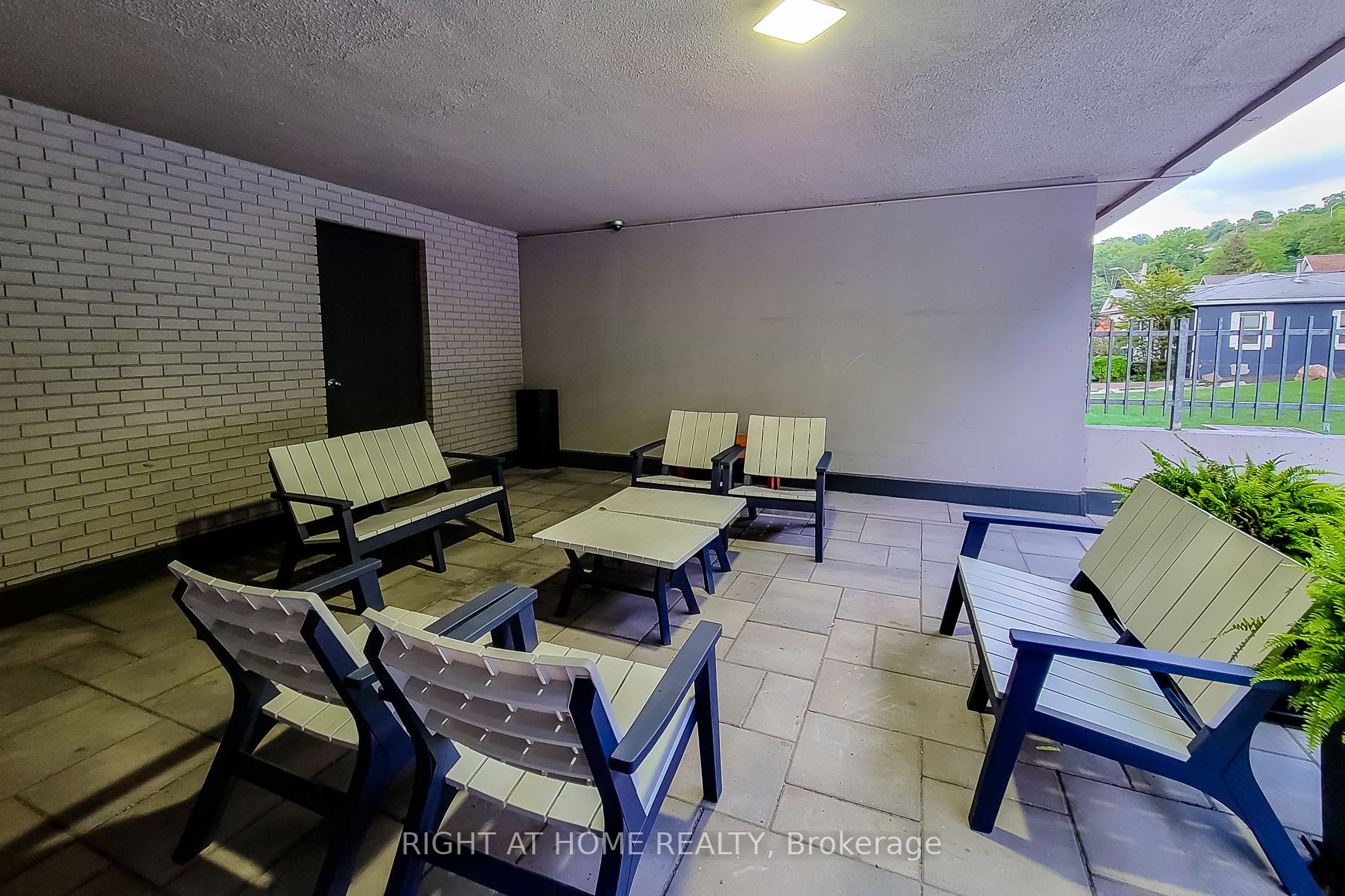 150 Charlton Avenue E 601 Property Photo 6