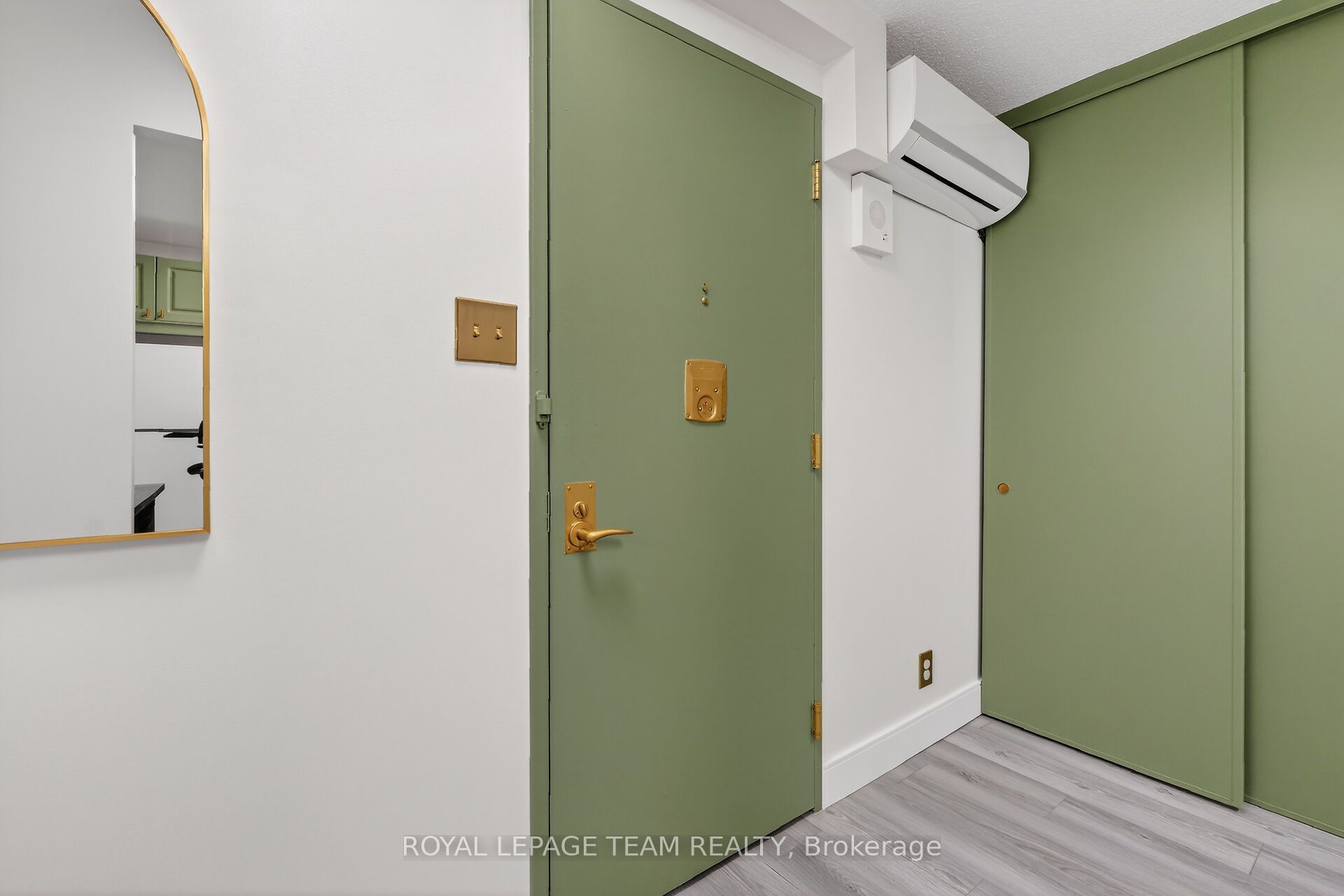 515 St Laurent Boulevard S 1809 Property Photo 7