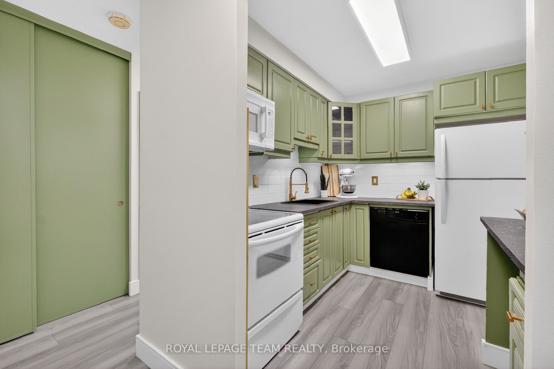 515 St Laurent Boulevard S 1809 Property Photo 9