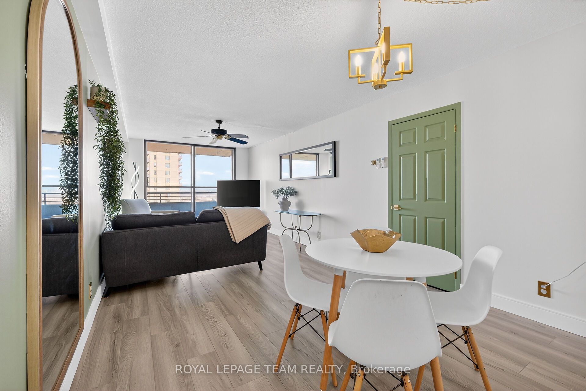 515 St Laurent Boulevard S 1809 Property Photo 17
