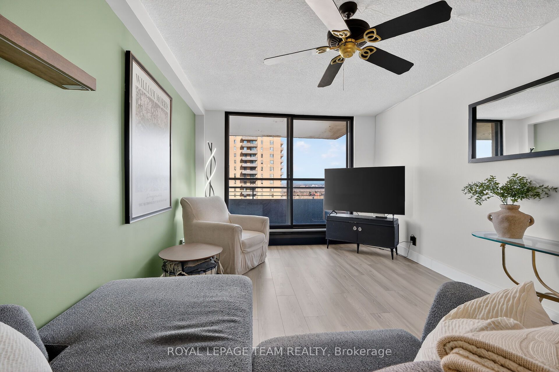 515 St Laurent Boulevard S 1809 Property Photo 21