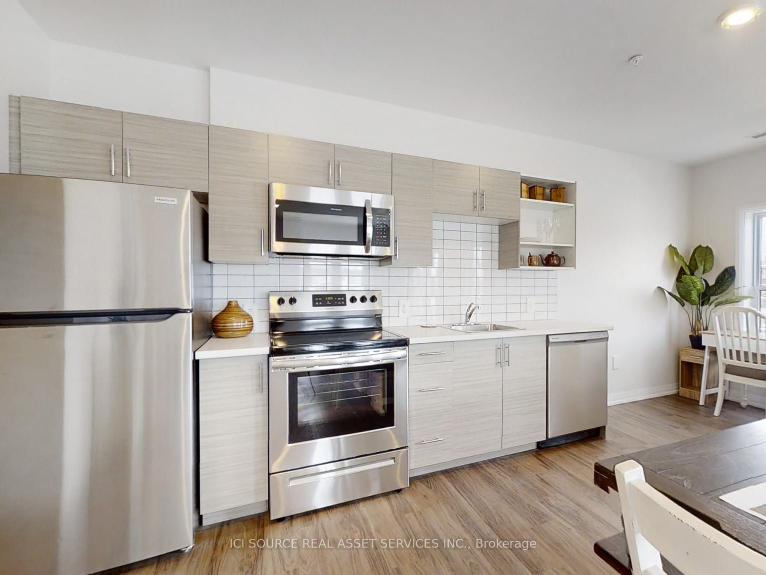 77 William Street N 208 Property Photo 3