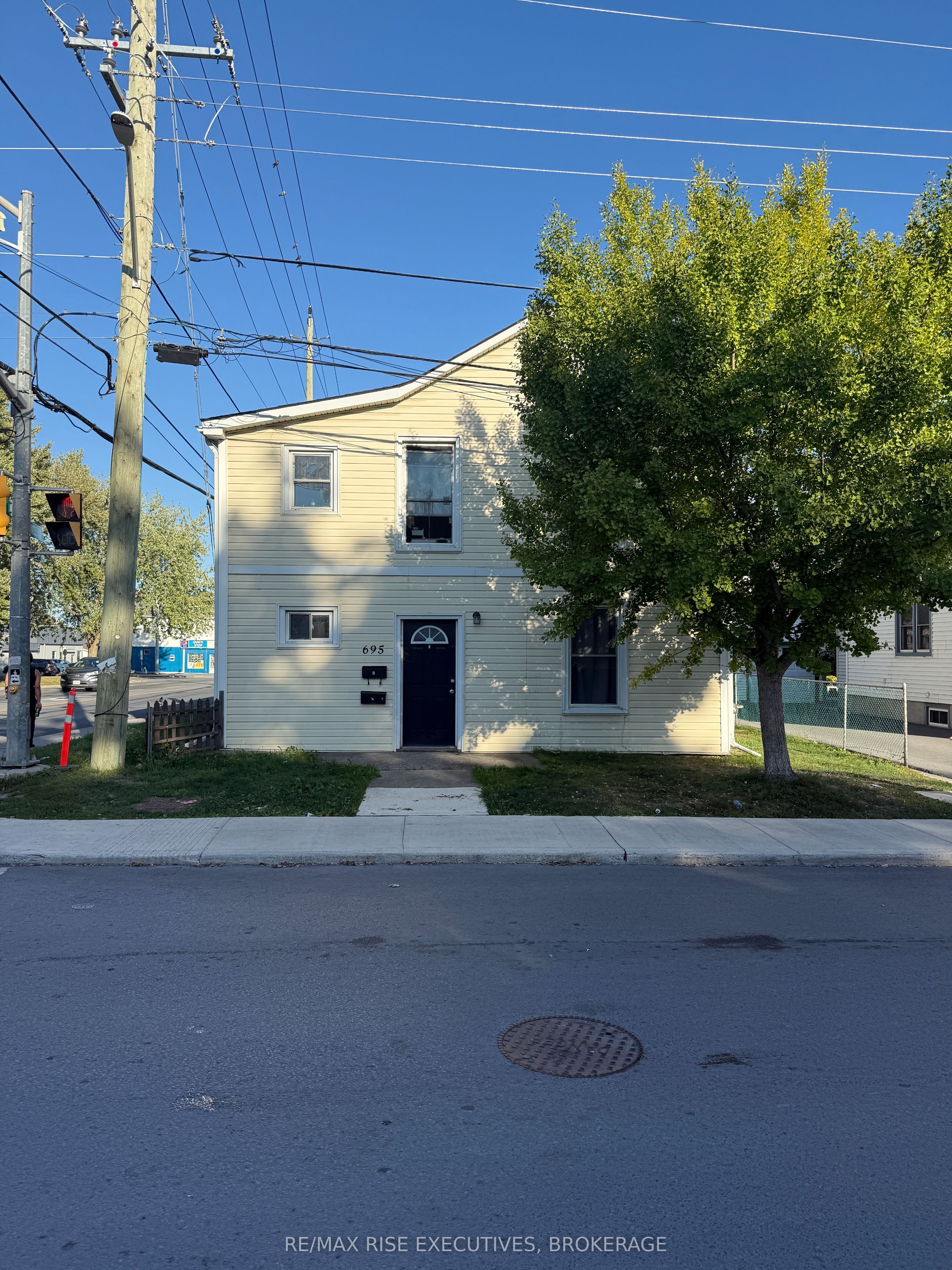 695 Victoria Street Property Photo 1