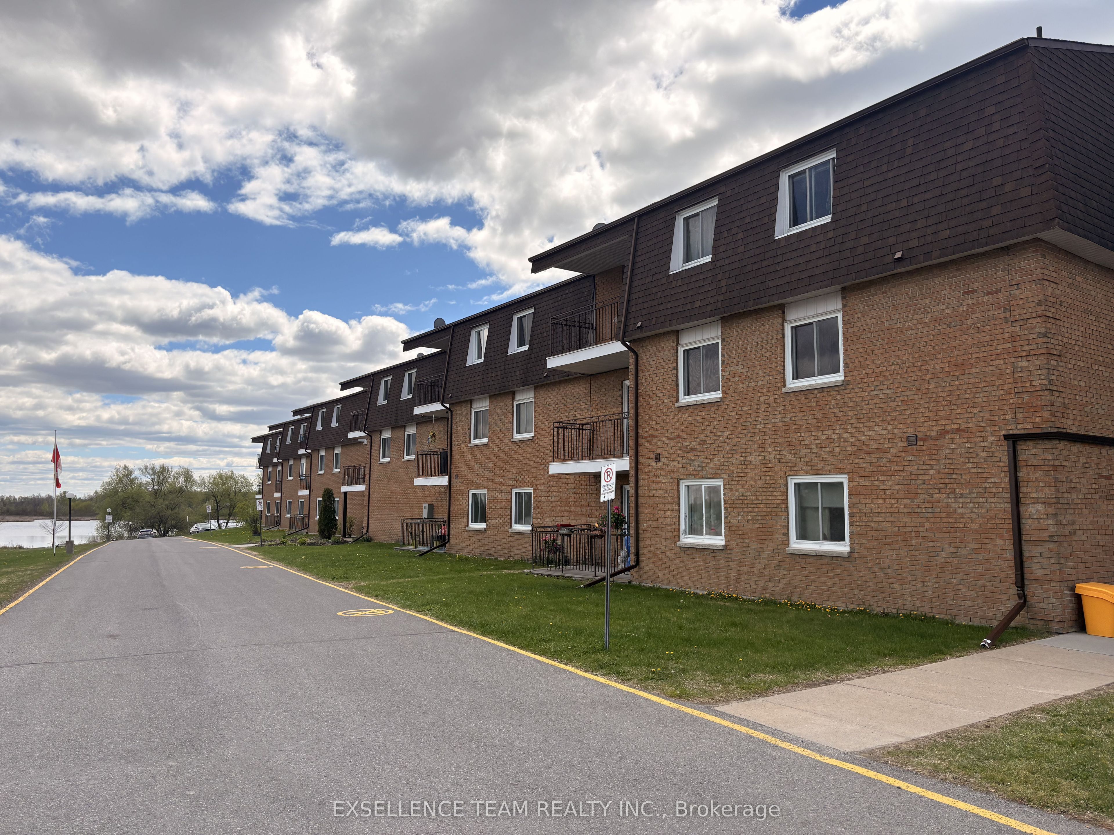 220 Kenyon Street Property Photo 3
