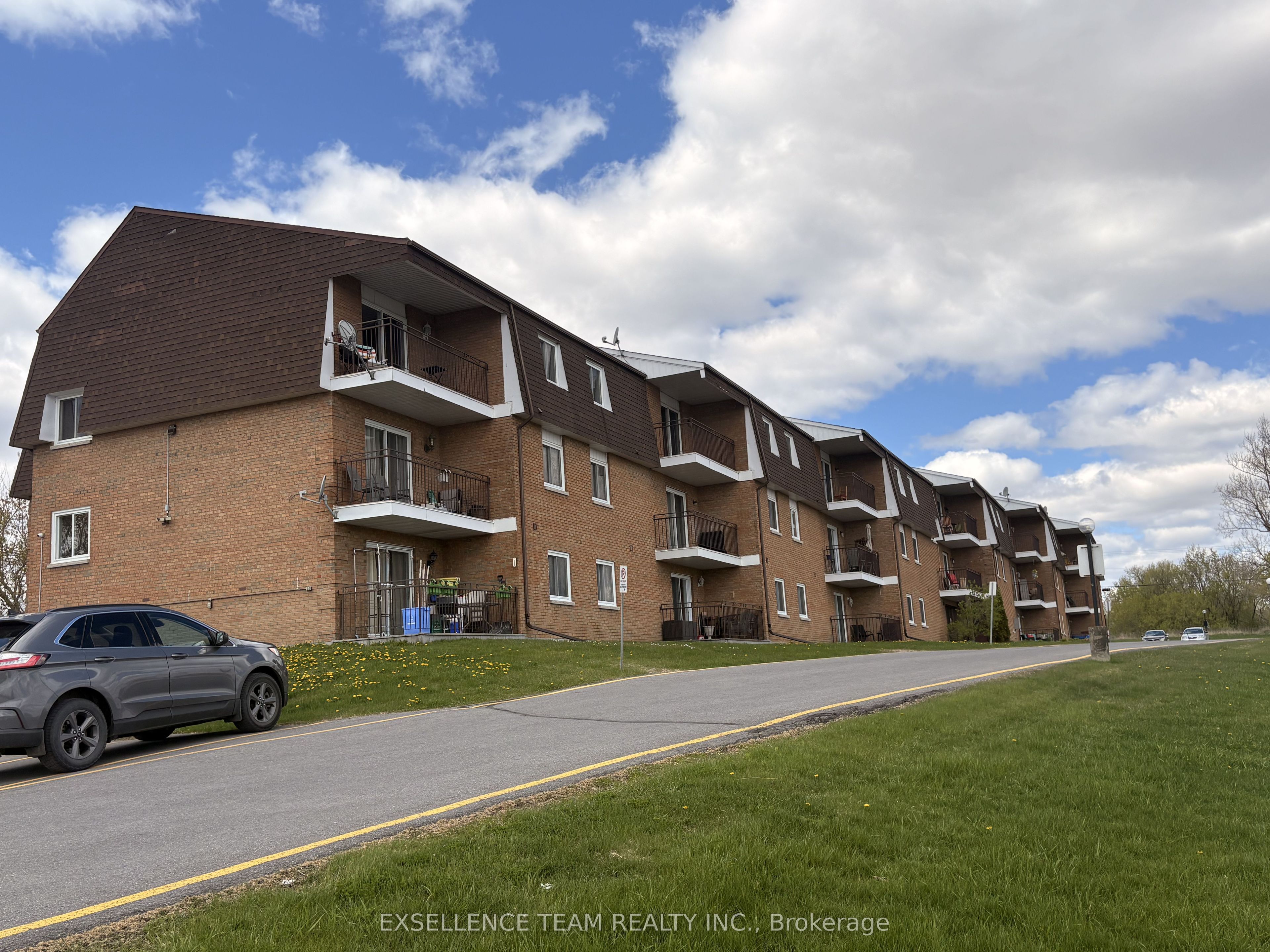 220 Kenyon Street Property Photo 4