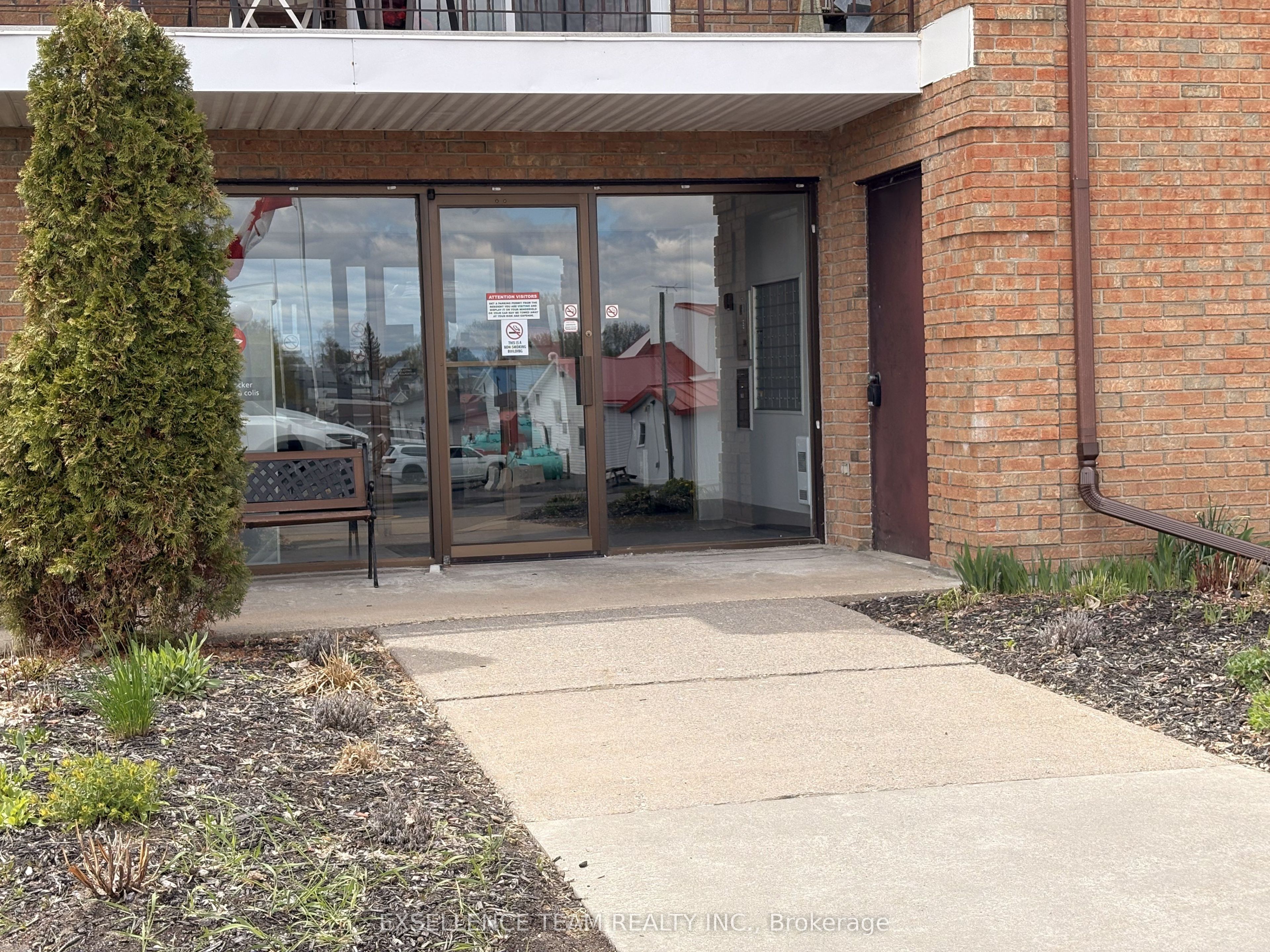 220 Kenyon Street Property Photo 5