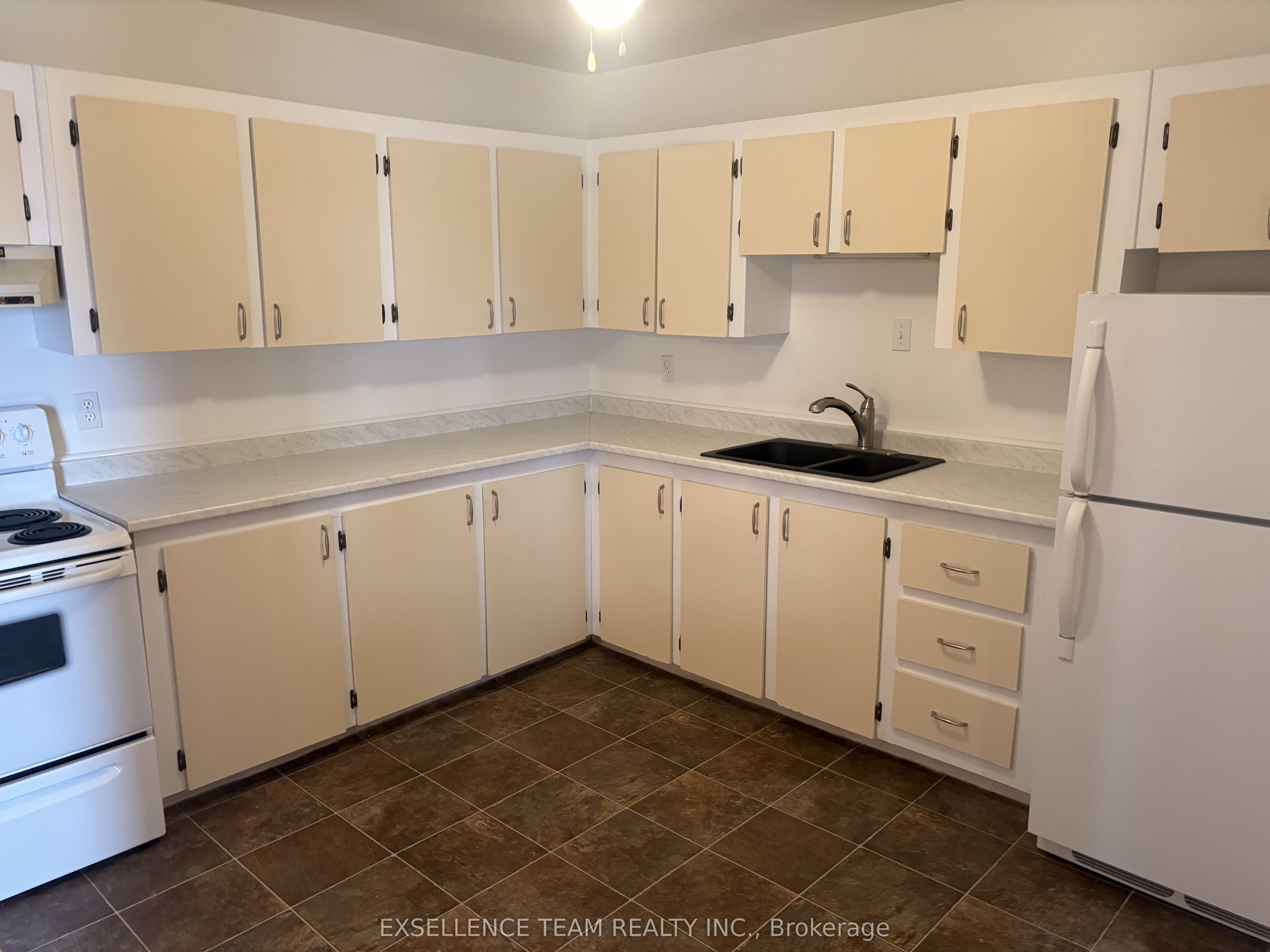 220 Kenyon Street Property Photo 7