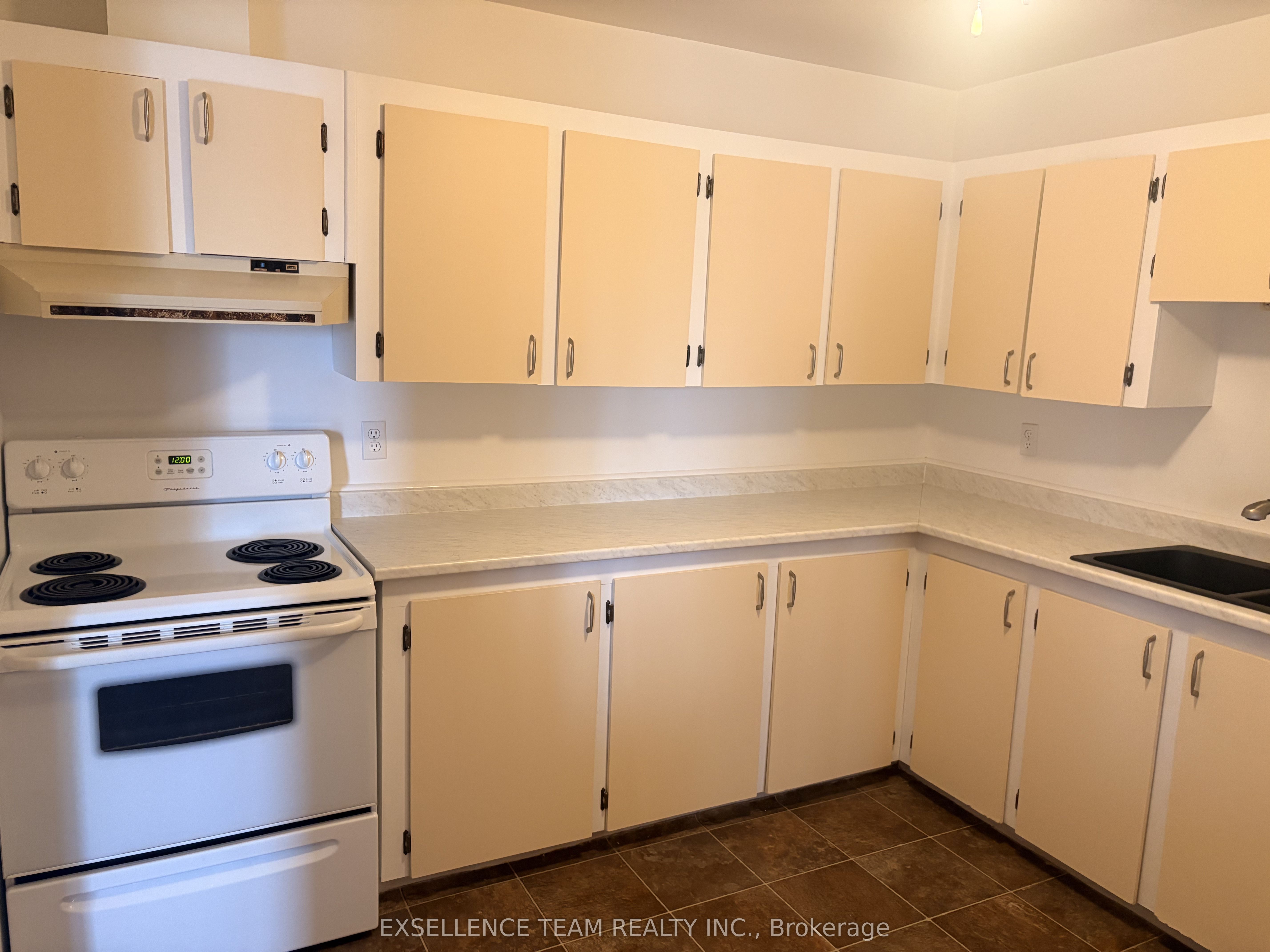 220 Kenyon Street Property Photo 8