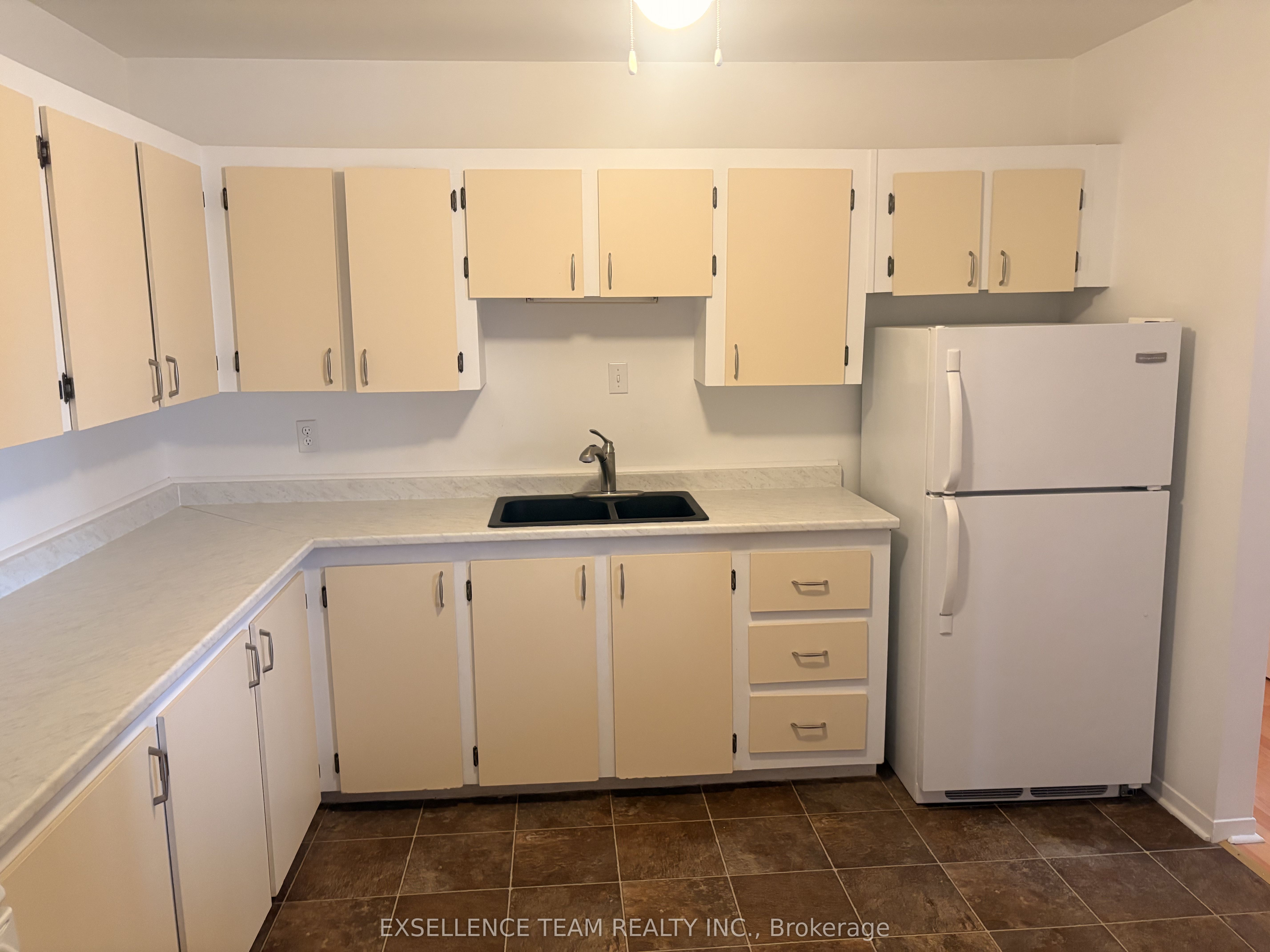 220 Kenyon Street Property Photo 9