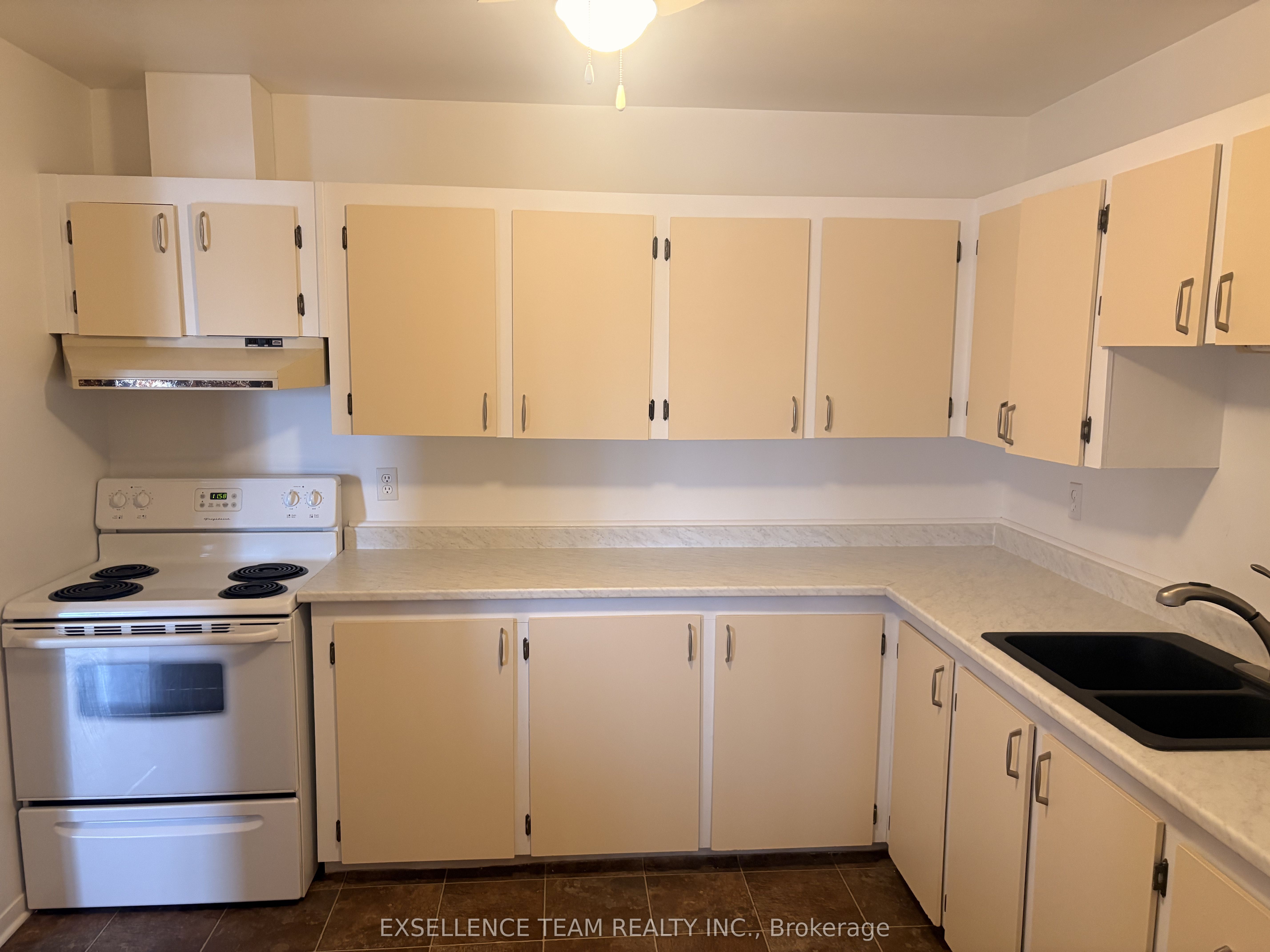 220 Kenyon Street Property Photo 10