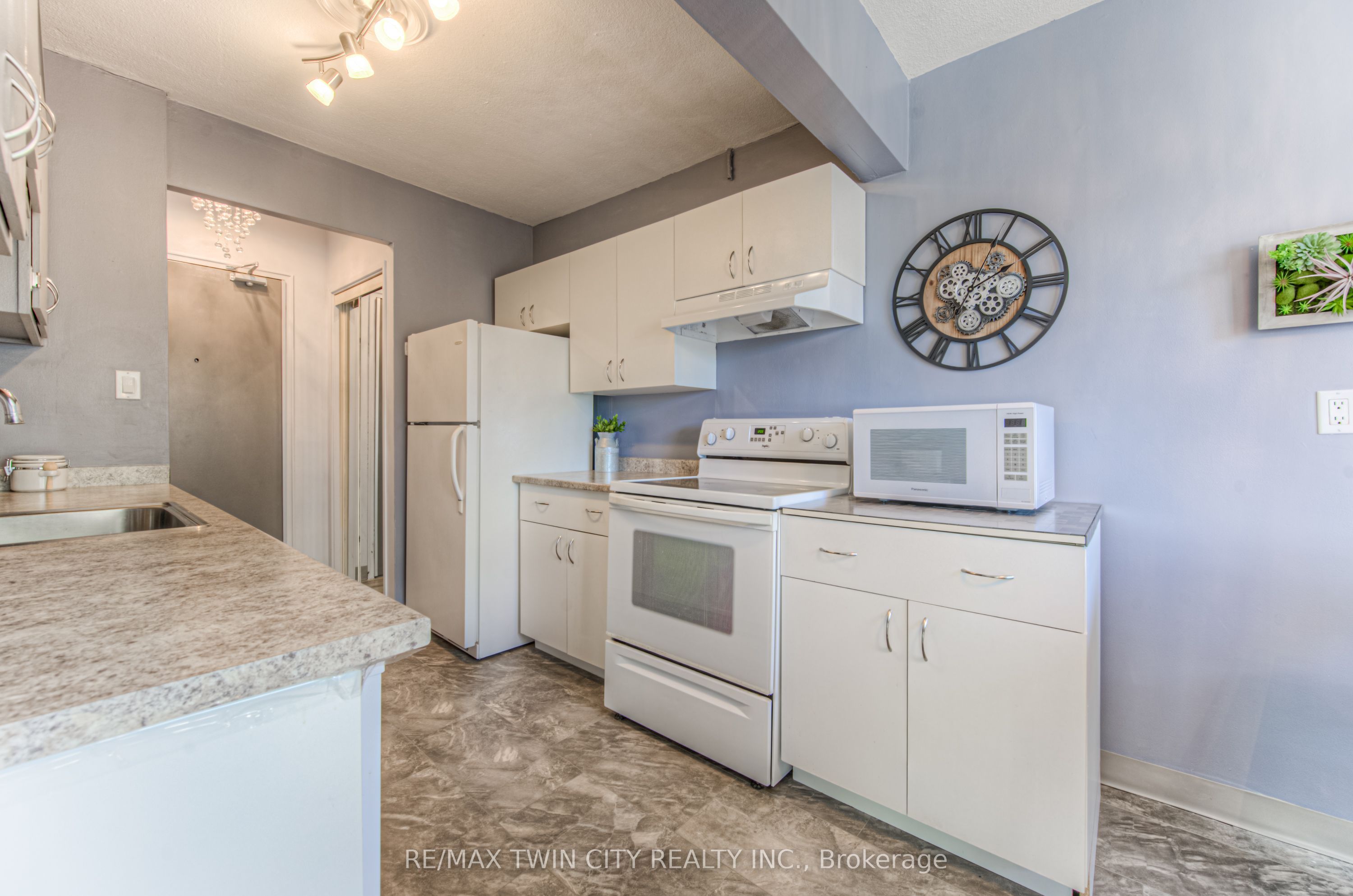 283 Fairway Road N 201 Property Photo 16