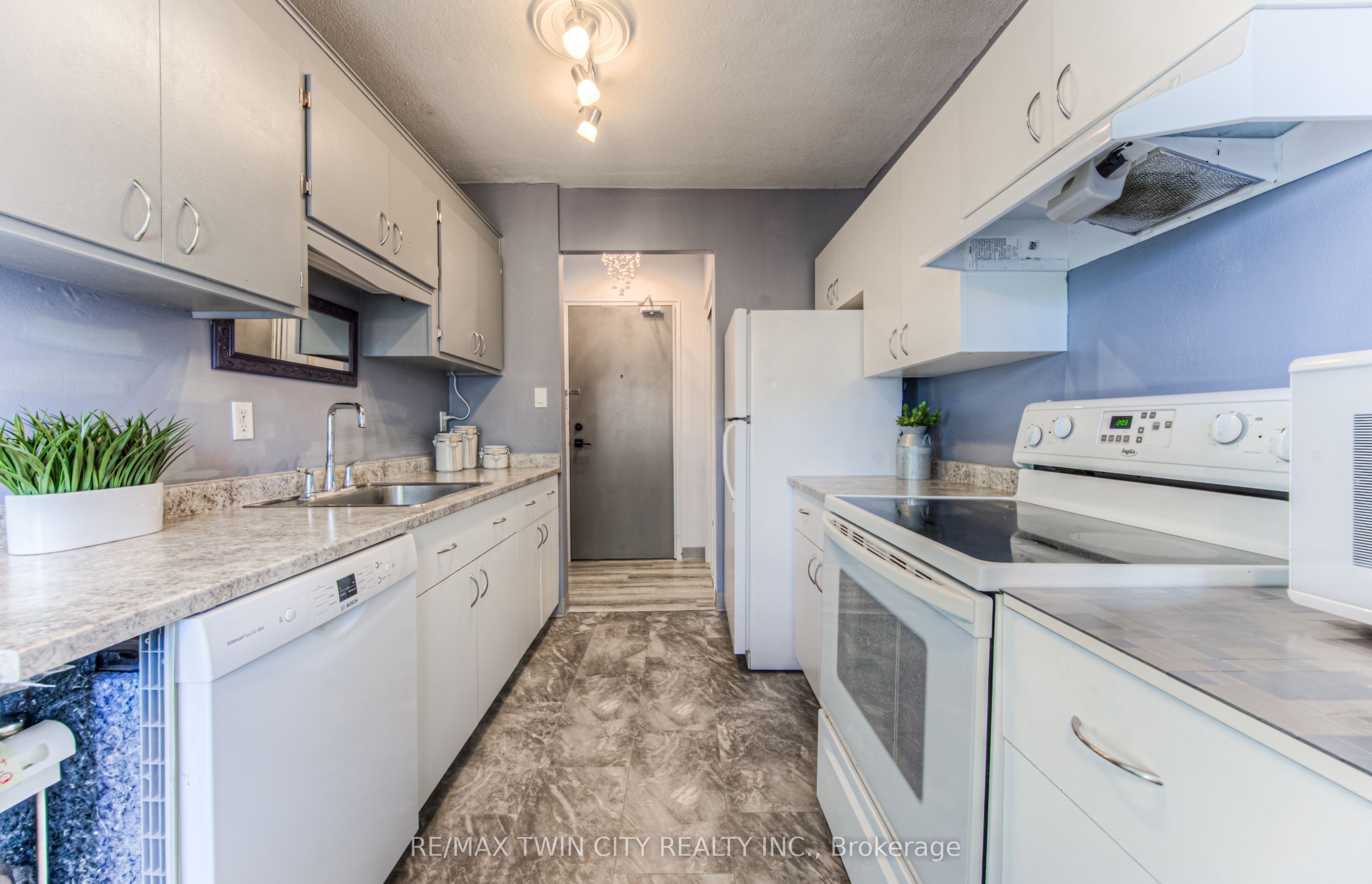283 Fairway Road N 201 Property Photo 17