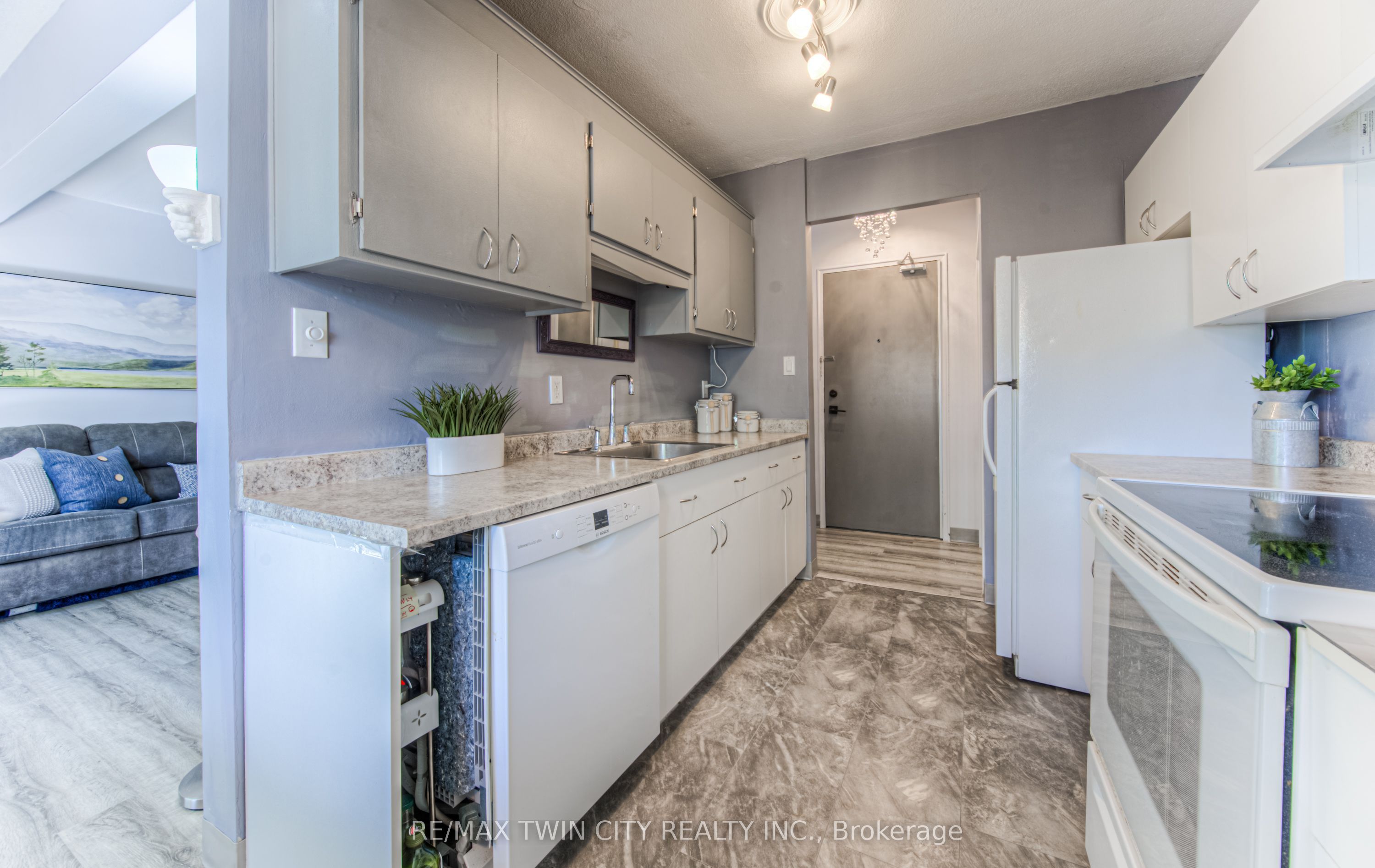 283 Fairway Road N 201 Property Photo 18