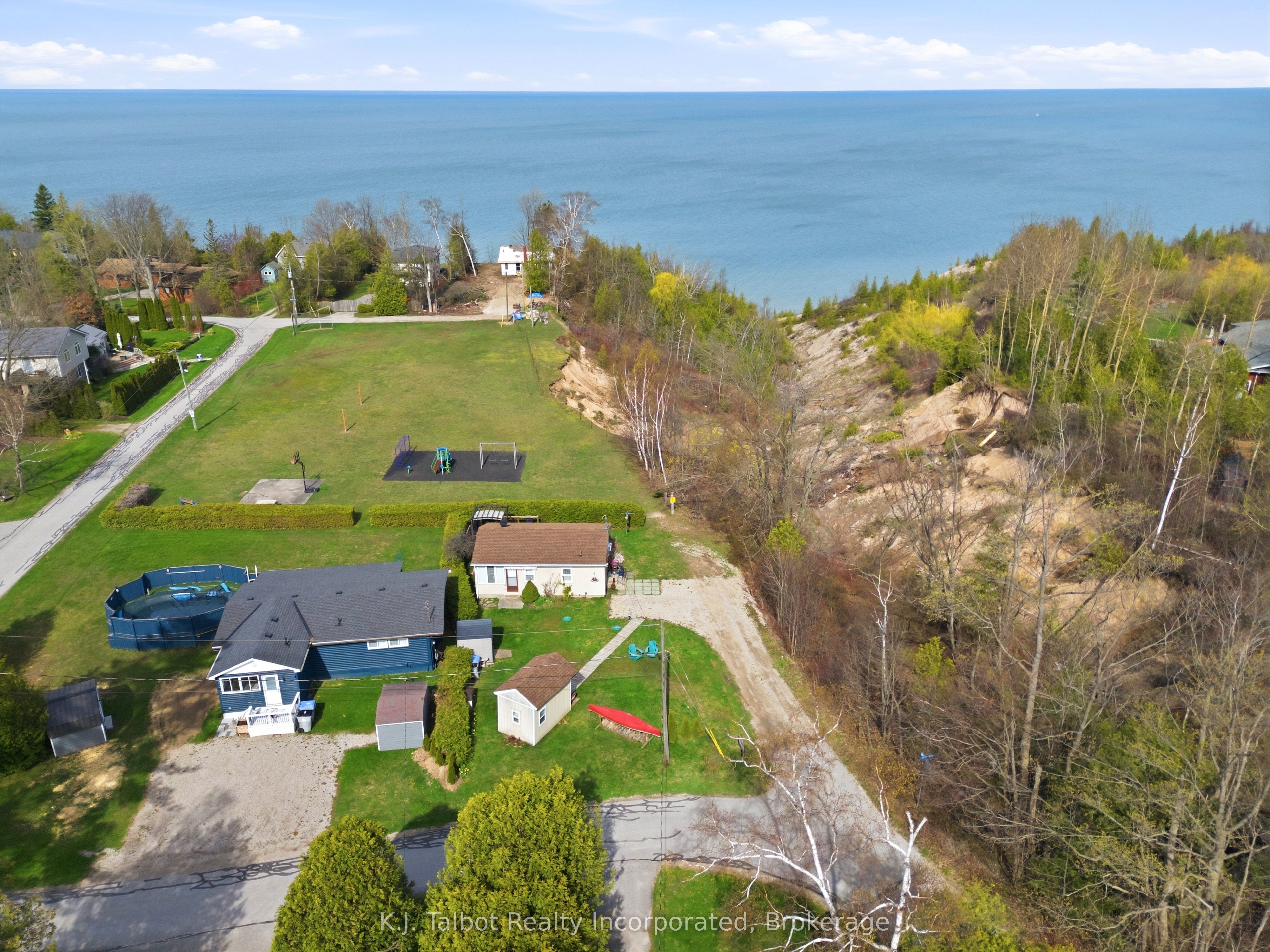 9 Ravine Park Road N Property Photo 2