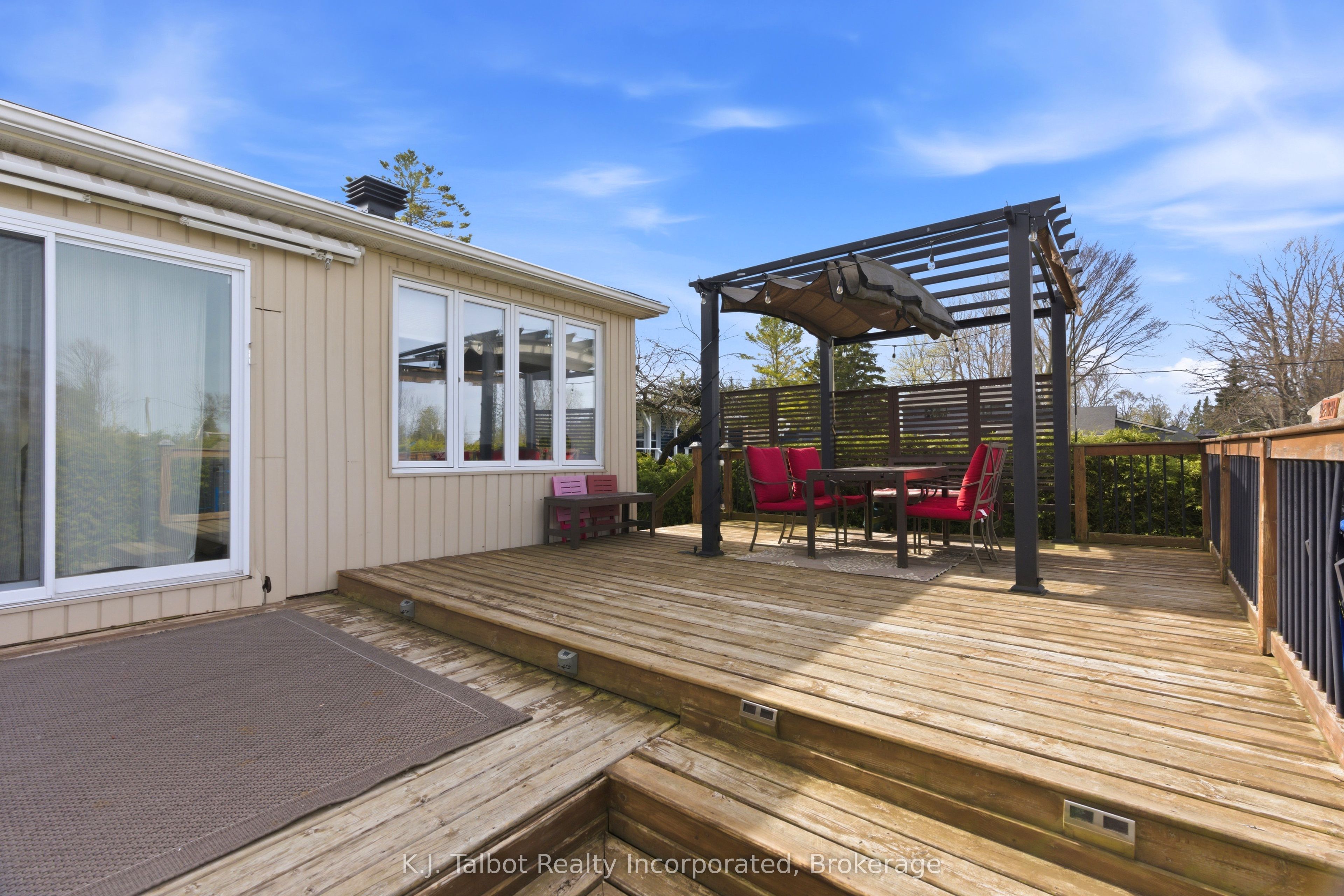 9 Ravine Park Road N Property Photo 12