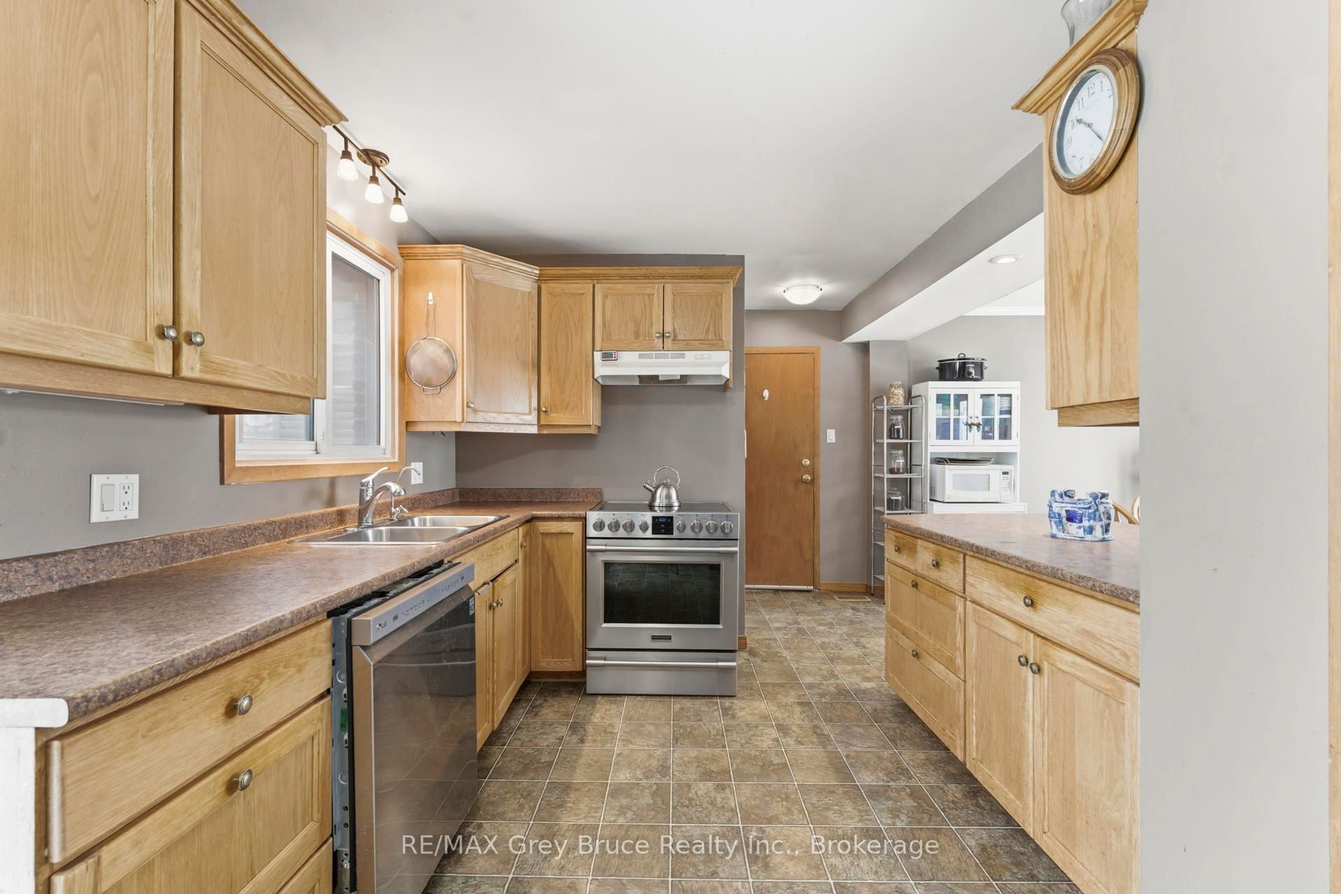 235 5th Avenue Property Photo 3