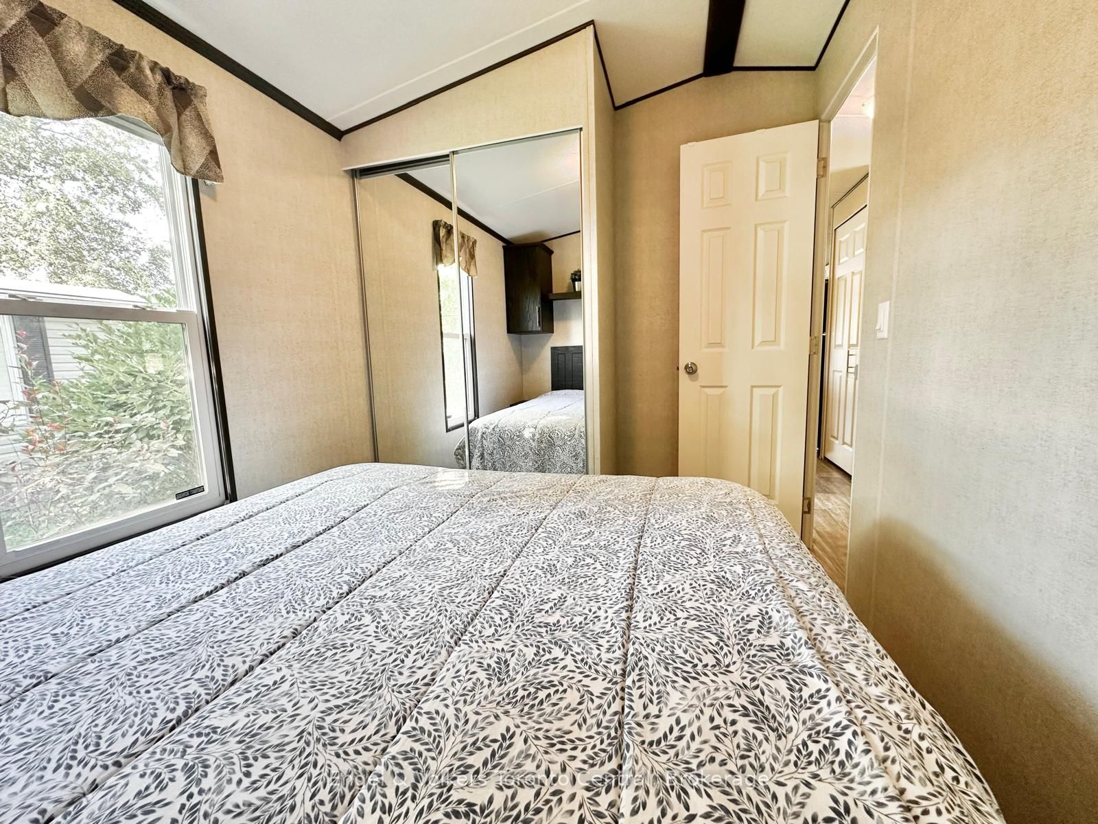 7489 Sideroad 5 E B8 Property Photo 19