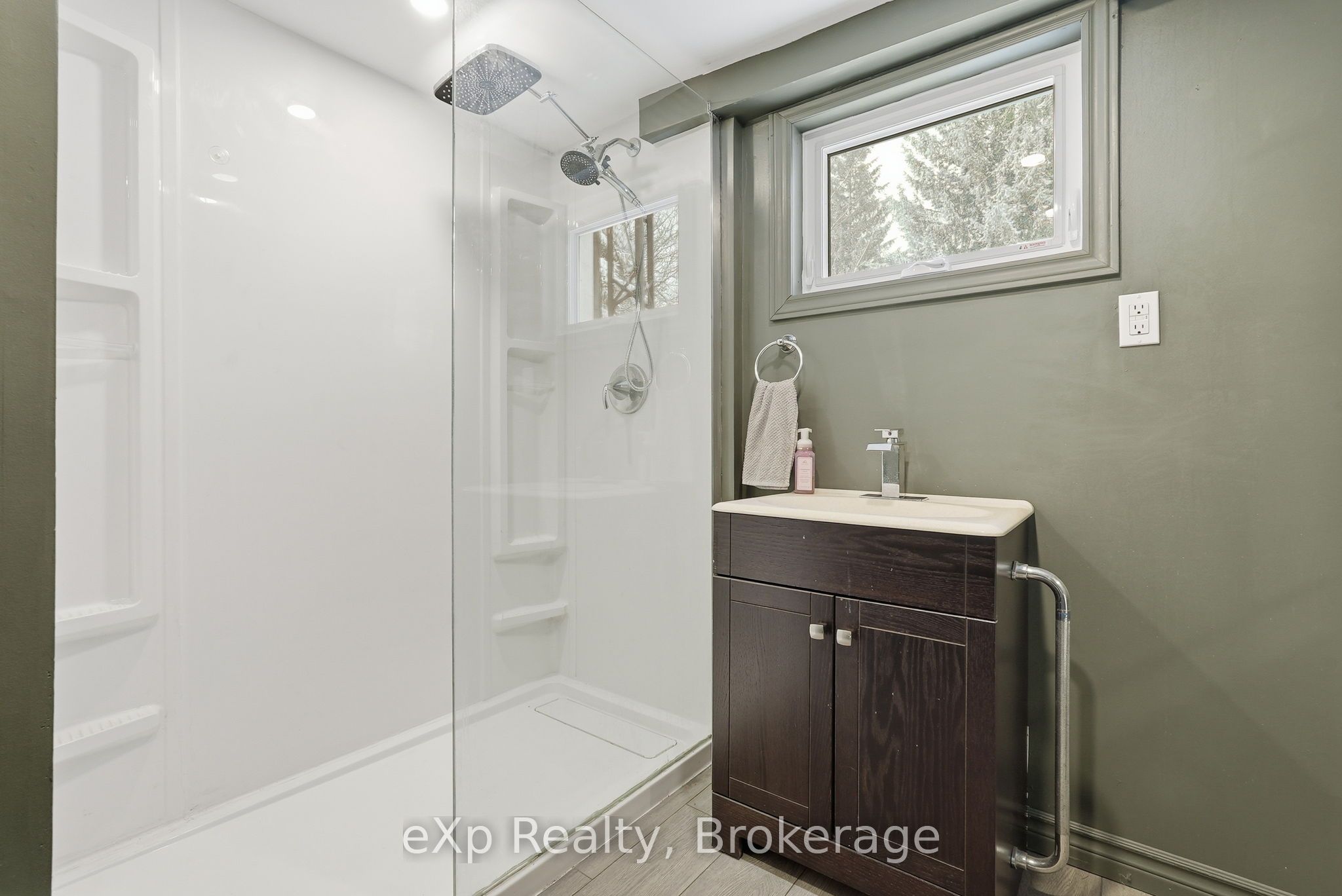 60 Main Street E Property Photo 24