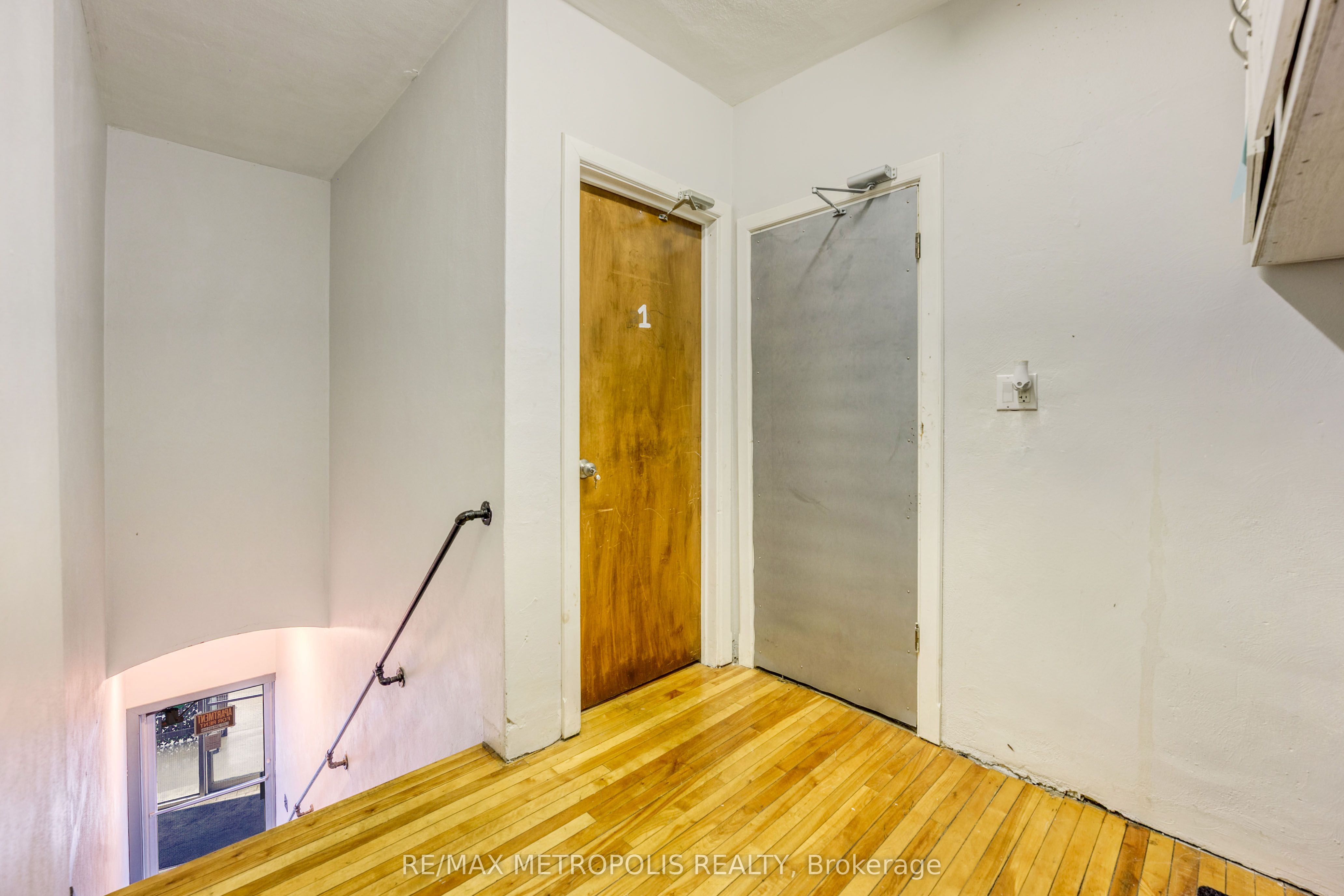 1548 St. Clair Parkway #1 Upper Property Photo 3