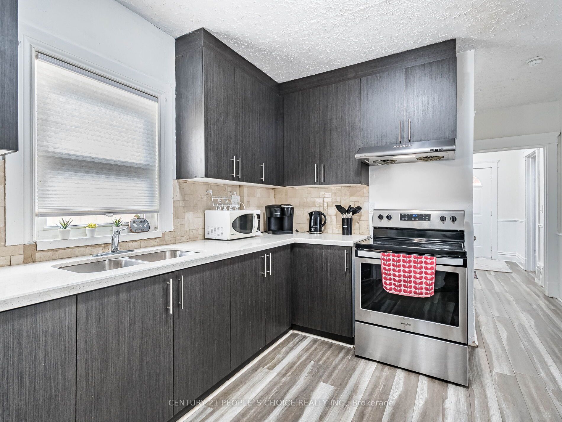 5001 Kitchener Street Property Photo 6