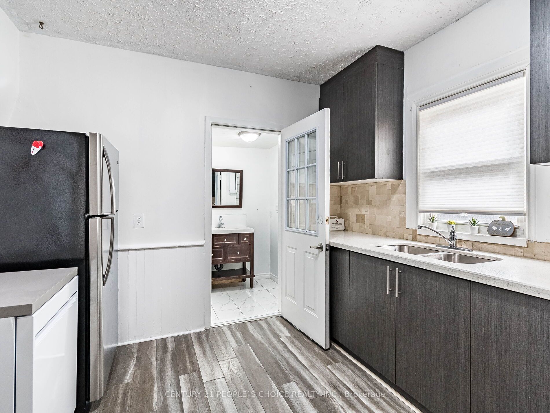 5001 Kitchener Street Property Photo 7