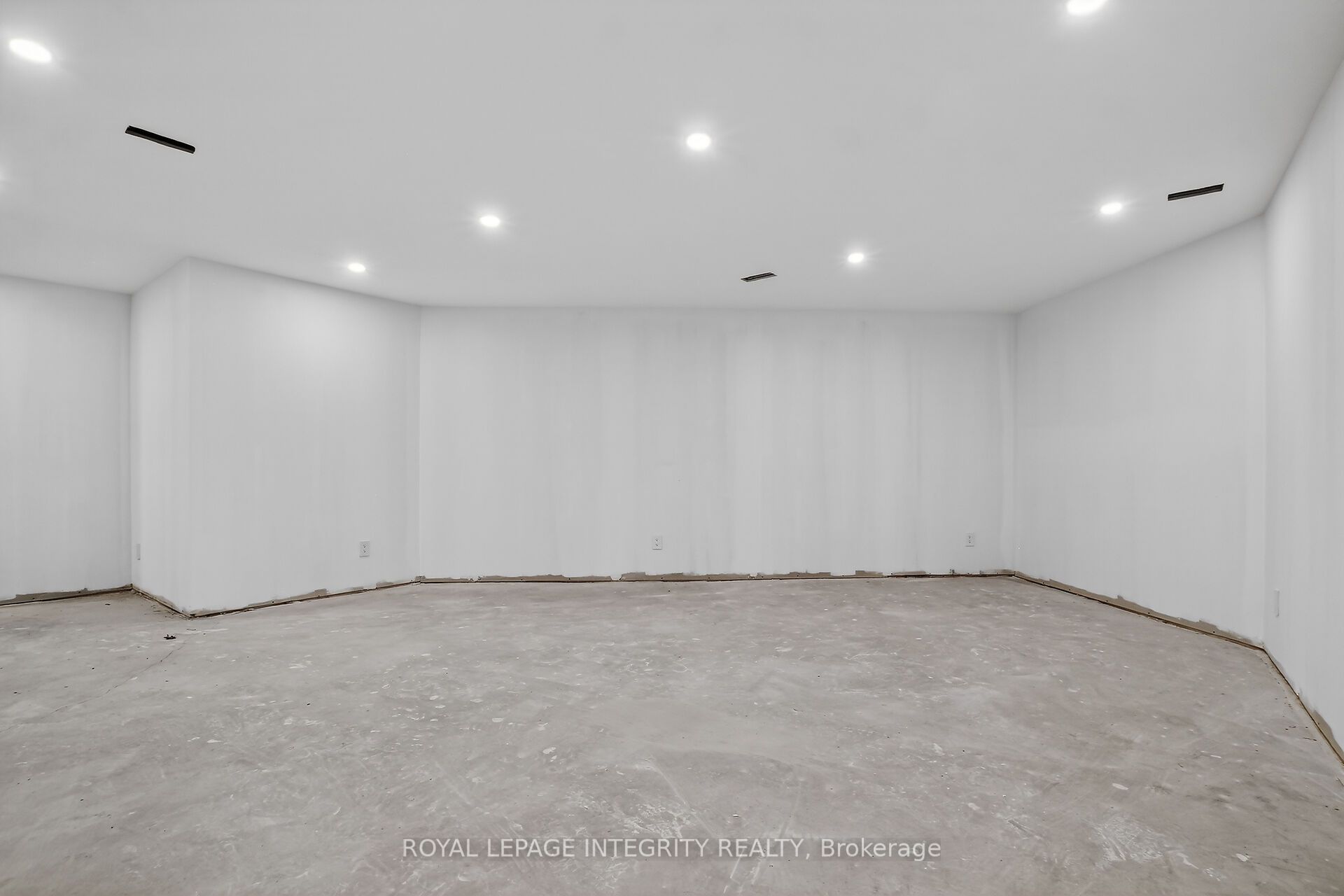 112 Queen Elizabeth Drive Property Photo 39