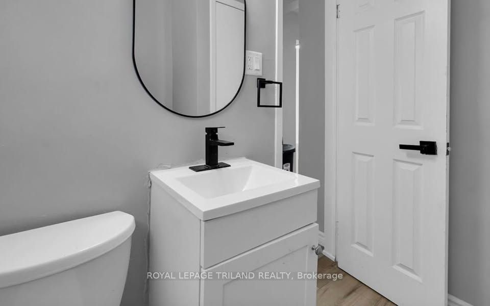 18.5 Adelaide Street S Property Photo 9