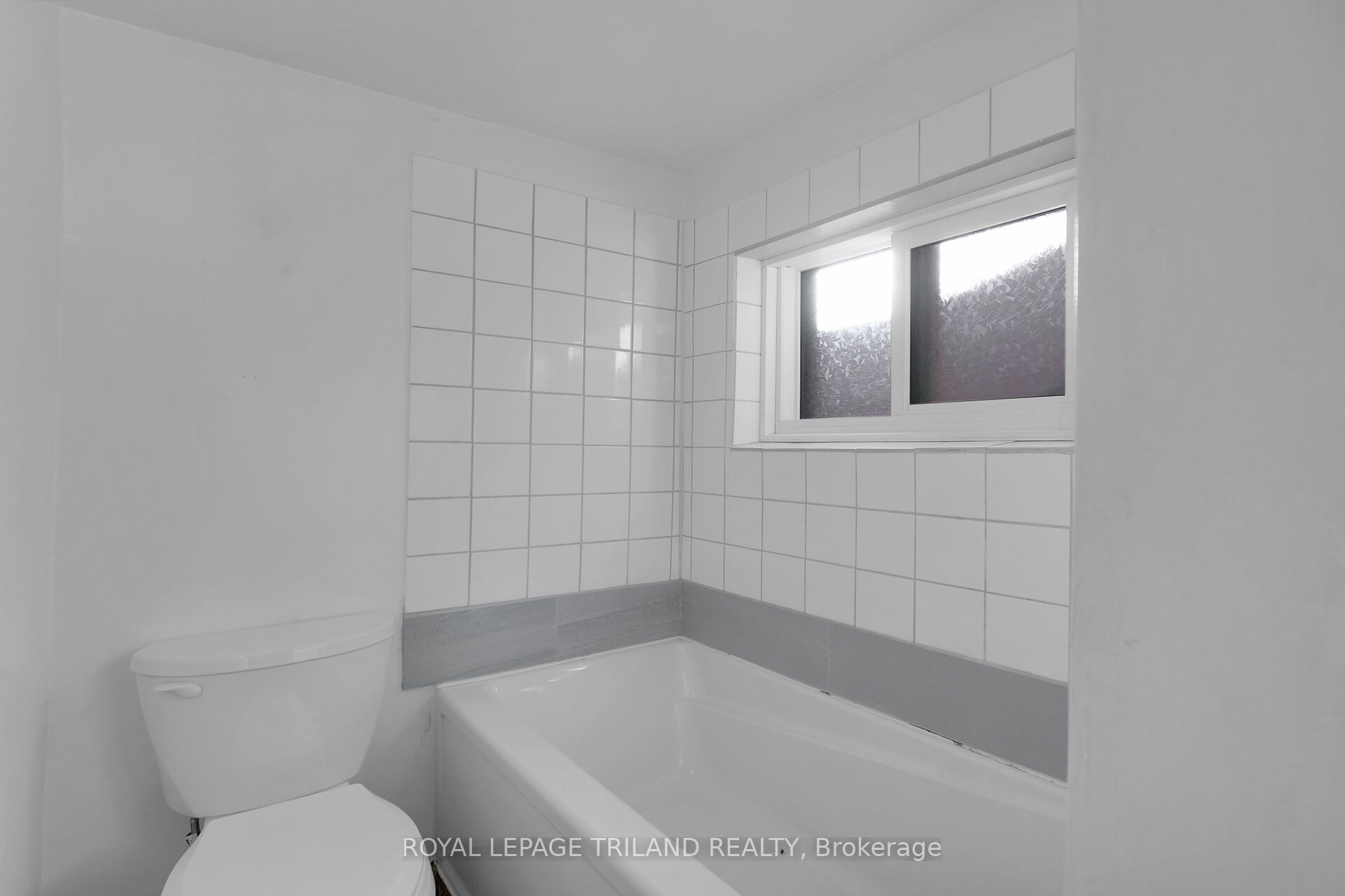 18.5 Adelaide Street S Property Photo 23