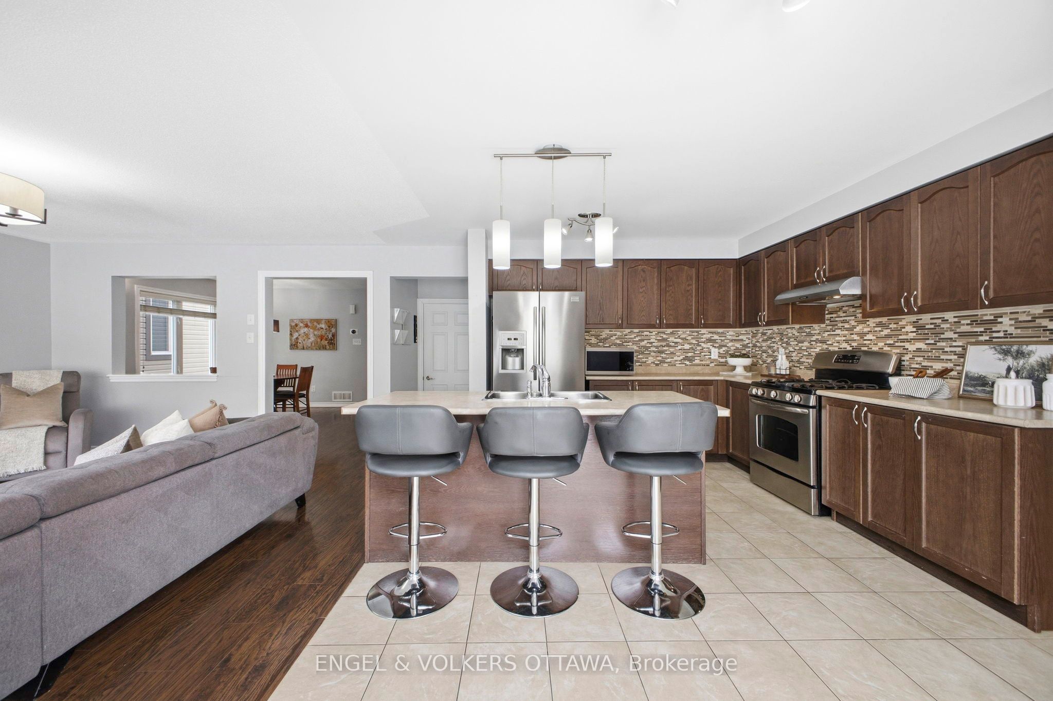 2206 Watercolours Way Property Photo 4