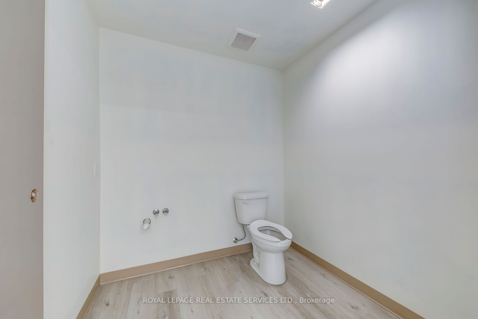 401 Victoria Avenue N 200 Property Photo 5