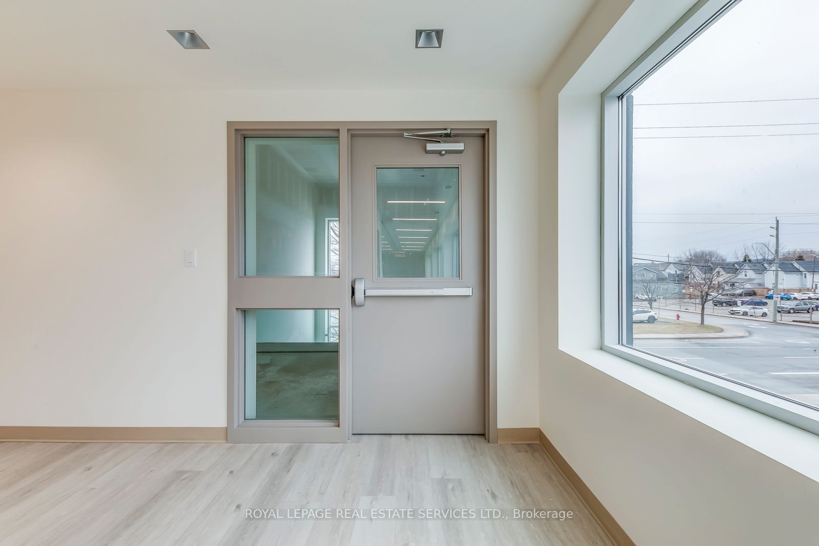 401 Victoria Avenue N 200 Property Photo 10